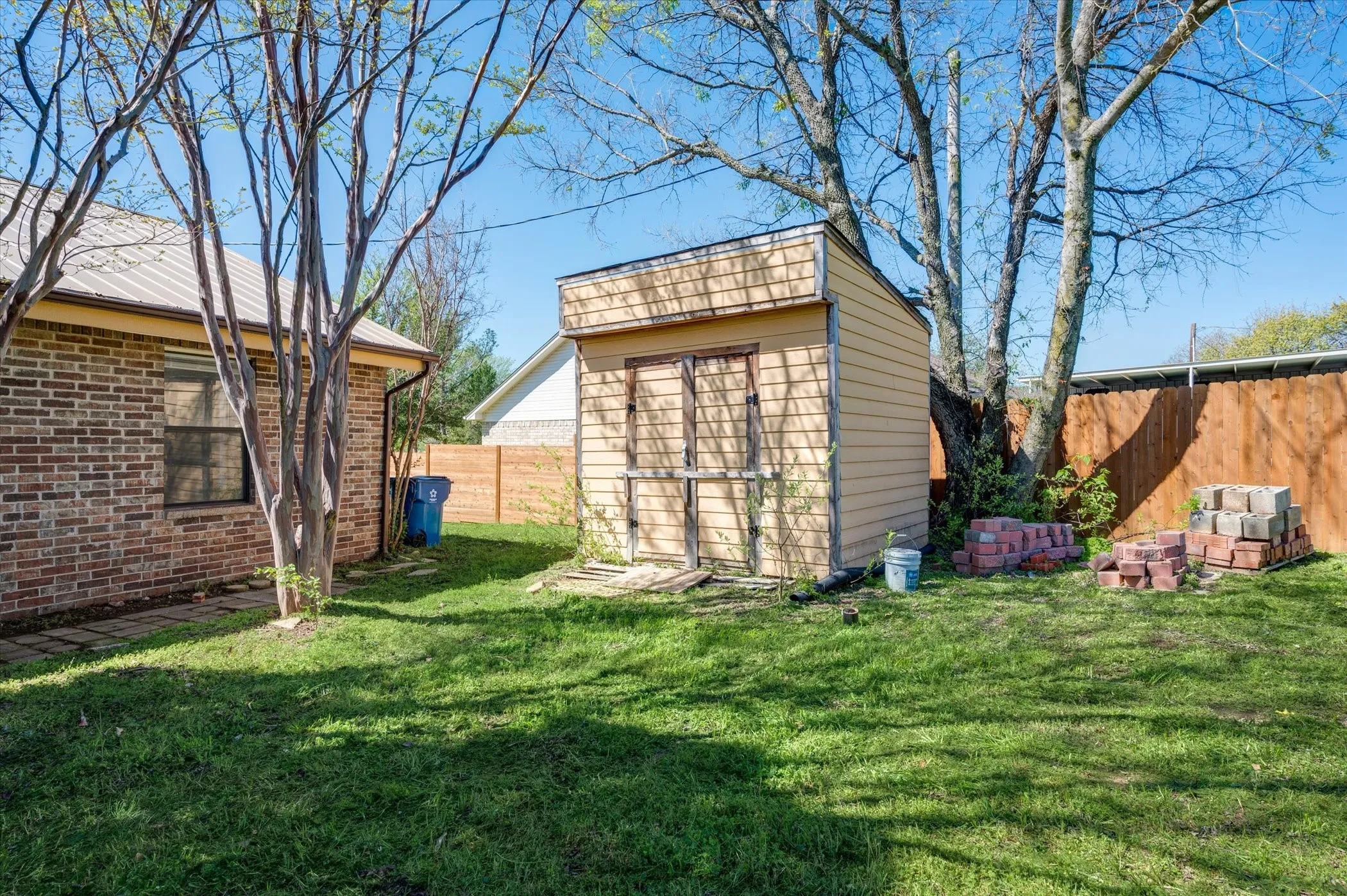 Single Family Residence For Sale in Denton County , 304 Oak Drive, Argyle, Texas 76226, 3 Bedroom, 2 Bathroom, Garage spaces, 1,947 Sqft, built in 1998, mls#21403846, Real Estate Agent in Argyle, Homes For Sale in Denton county, Homes For Sale in Argyle, Realtor in Argyle Texas, Real Estate Brokerage Independent Realty Texas, Luminita Cordes Realtor