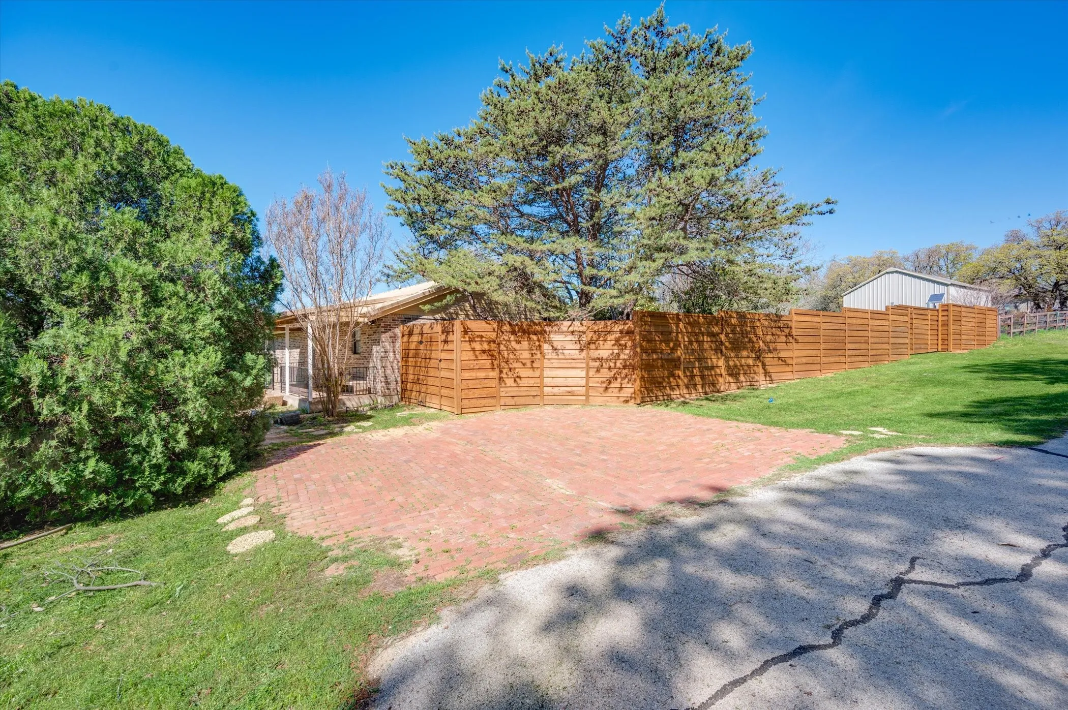 Single Family Residence For Sale in Denton County , 304 Oak Drive, Argyle, Texas 76226, 3 Bedroom, 2 Bathroom, Garage spaces, 1,947 Sqft, built in 1998, mls#21403846, Real Estate Agent in Argyle, Homes For Sale in Denton county, Homes For Sale in Argyle, Realtor in Argyle Texas, Real Estate Brokerage Independent Realty Texas, Luminita Cordes Realtor