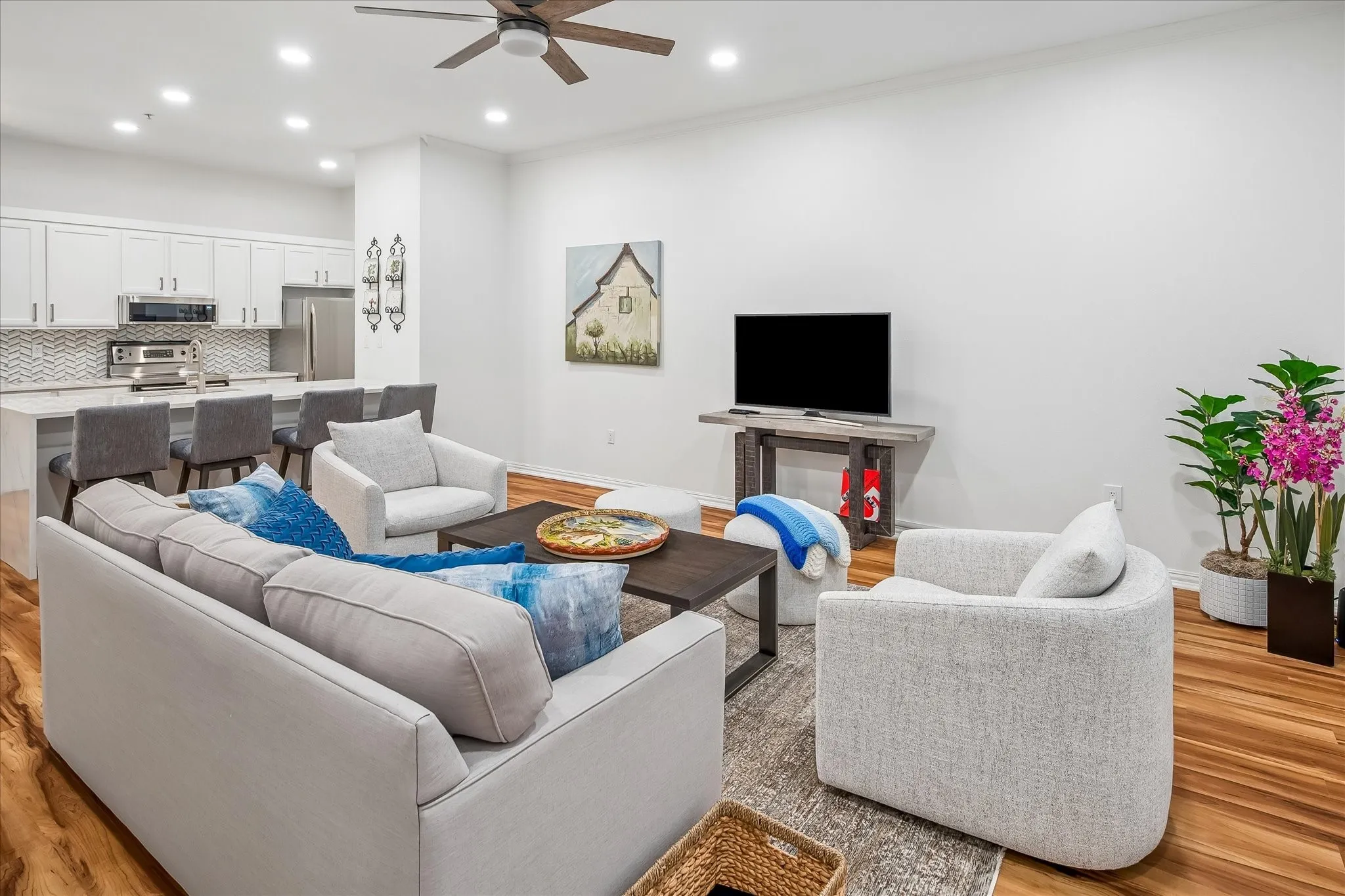 Condominium For Sale in Dallas County , 2305 Worthington Street 134, Dallas, Texas 75204, 1 Bedroom, 1 Bathroom, 2 Garage spaces, 852 Sqft, built in 1999, mls#21391860, Real Estate Agent in Dallas, Homes For Sale in Dallas county, Homes For Sale in Dallas, Realtor in Dallas Texas, Real Estate Brokerage Independent Realty Texas, Luminita Cordes Realtor