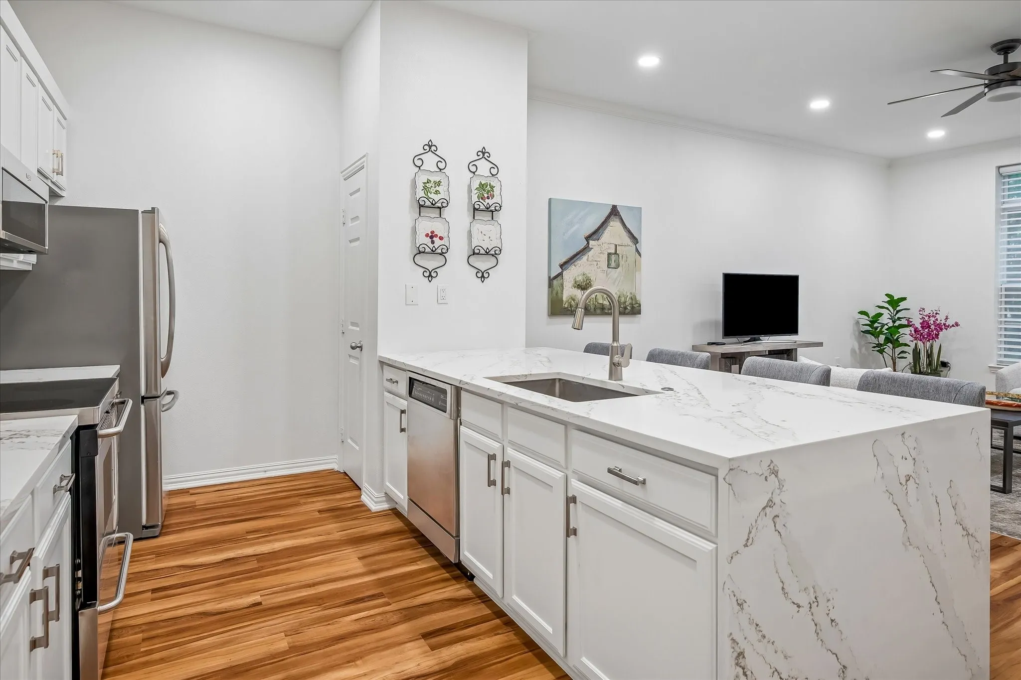 Condominium For Sale in Dallas County , 2305 Worthington Street 134, Dallas, Texas 75204, 1 Bedroom, 1 Bathroom, 2 Garage spaces, 852 Sqft, built in 1999, mls#21391860, Real Estate Agent in Dallas, Homes For Sale in Dallas county, Homes For Sale in Dallas, Realtor in Dallas Texas, Real Estate Brokerage Independent Realty Texas, Luminita Cordes Realtor