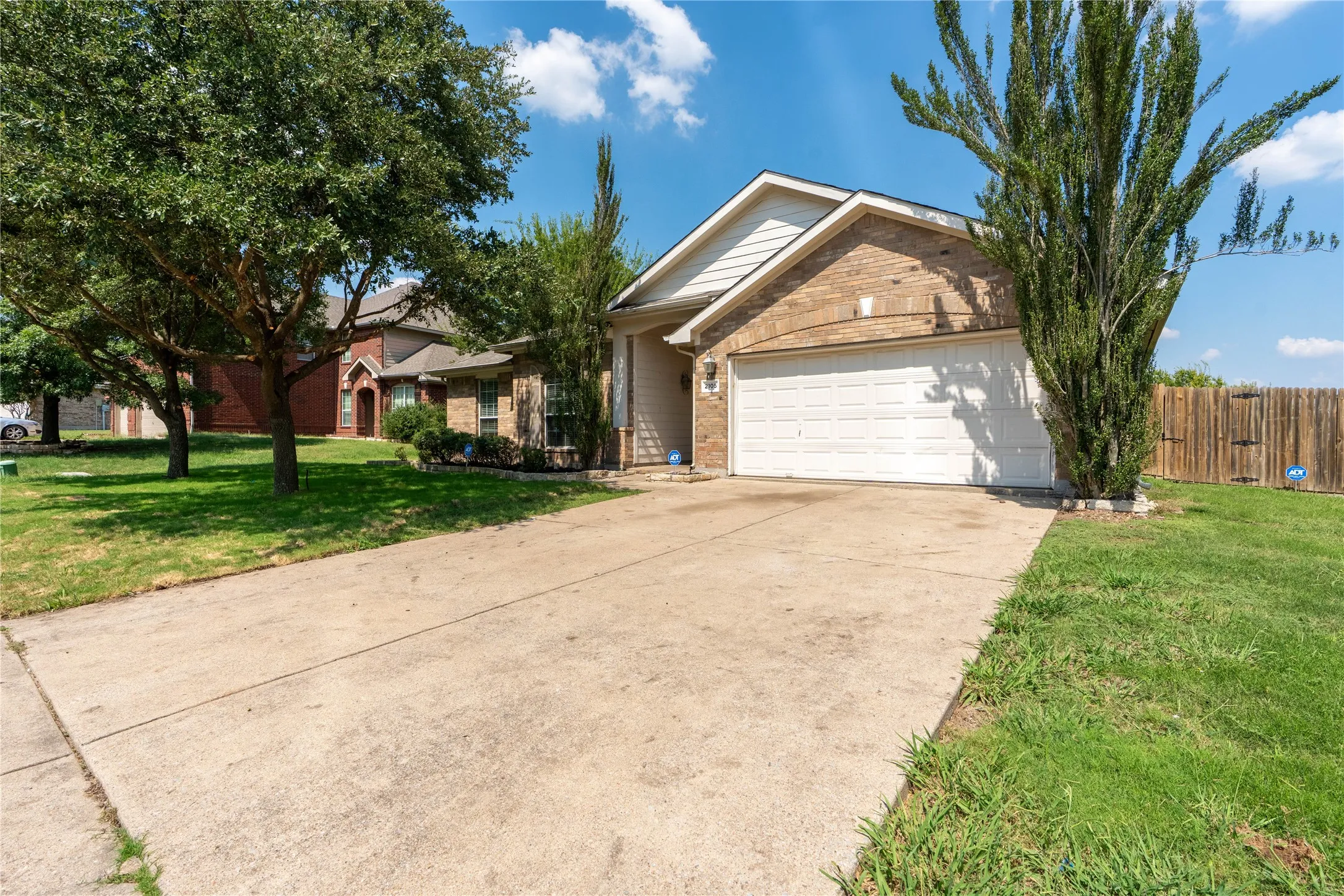 Single Family Residence For Rent in Kaufman County , 2105 Sumac Drive, Forney, Texas 75126, 4 Bedroom, 2 Bathroom, 2 Garage spaces, 2,471 Sqft, built in 2004, mls#21403536, Real Estate Agent in Forney, Homes For Rent in Kaufman county, Homes For Rent in Forney, Realtor in Forney Texas, Real Estate Brokerage Independent Realty Texas, Luminita Cordes Realtor