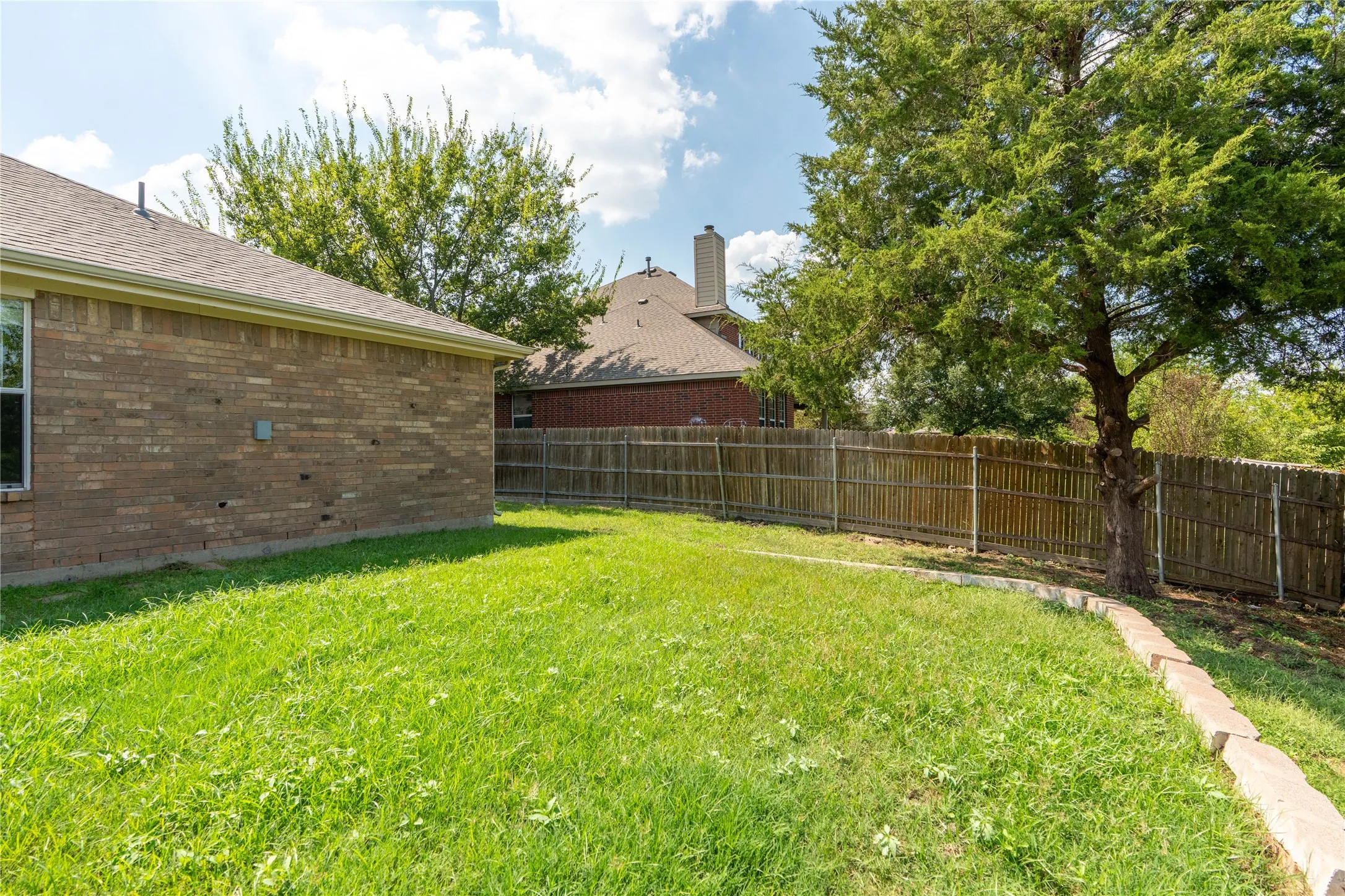 Single Family Residence For Rent in Kaufman County , 2105 Sumac Drive, Forney, Texas 75126, 4 Bedroom, 2 Bathroom, 2 Garage spaces, 2,471 Sqft, built in 2004, mls#21403536, Real Estate Agent in Forney, Homes For Rent in Kaufman county, Homes For Rent in Forney, Realtor in Forney Texas, Real Estate Brokerage Independent Realty Texas, Luminita Cordes Realtor