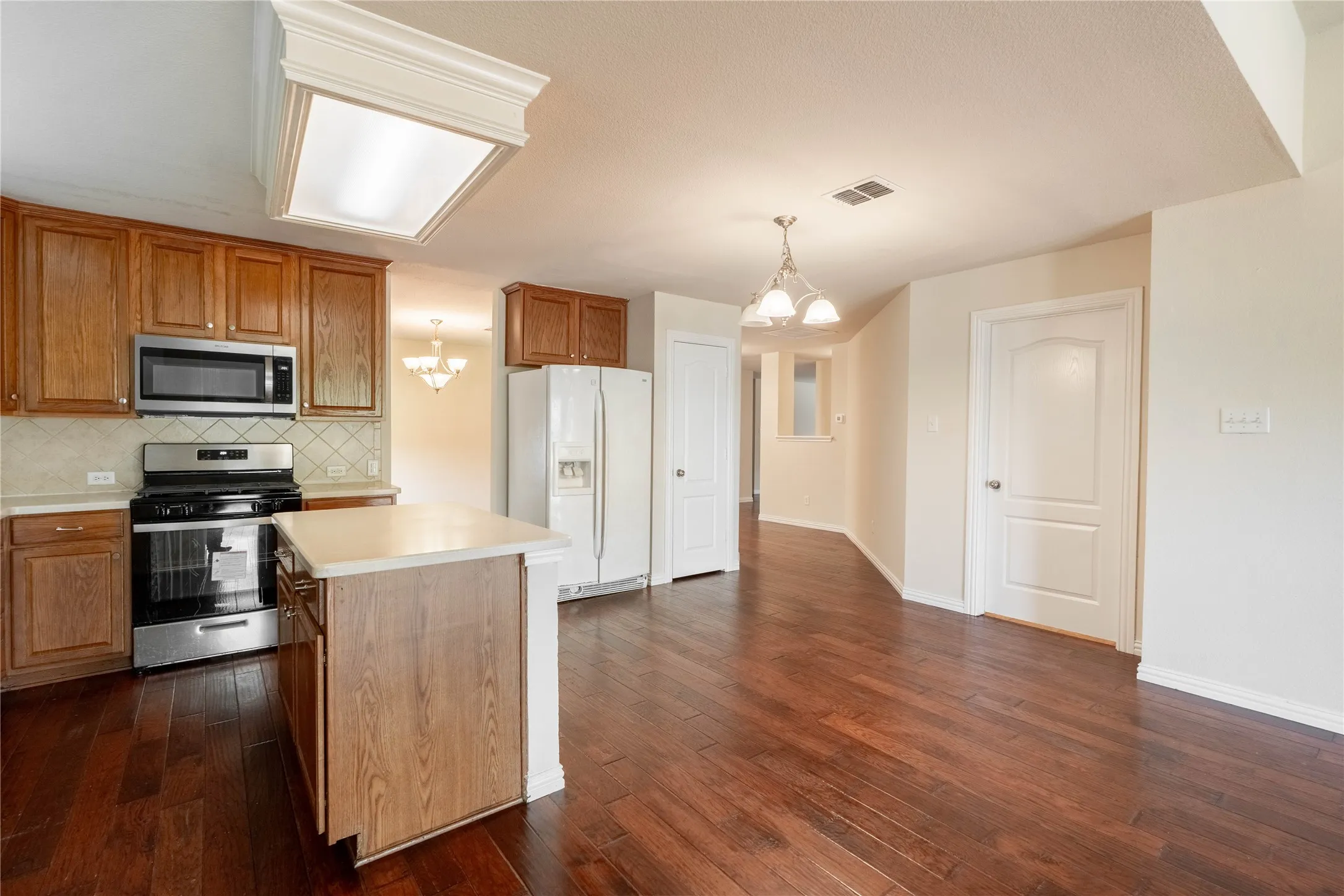 Single Family Residence For Rent in Kaufman County , 2105 Sumac Drive, Forney, Texas 75126, 4 Bedroom, 2 Bathroom, 2 Garage spaces, 2,471 Sqft, built in 2004, mls#21403536, Real Estate Agent in Forney, Homes For Rent in Kaufman county, Homes For Rent in Forney, Realtor in Forney Texas, Real Estate Brokerage Independent Realty Texas, Luminita Cordes Realtor