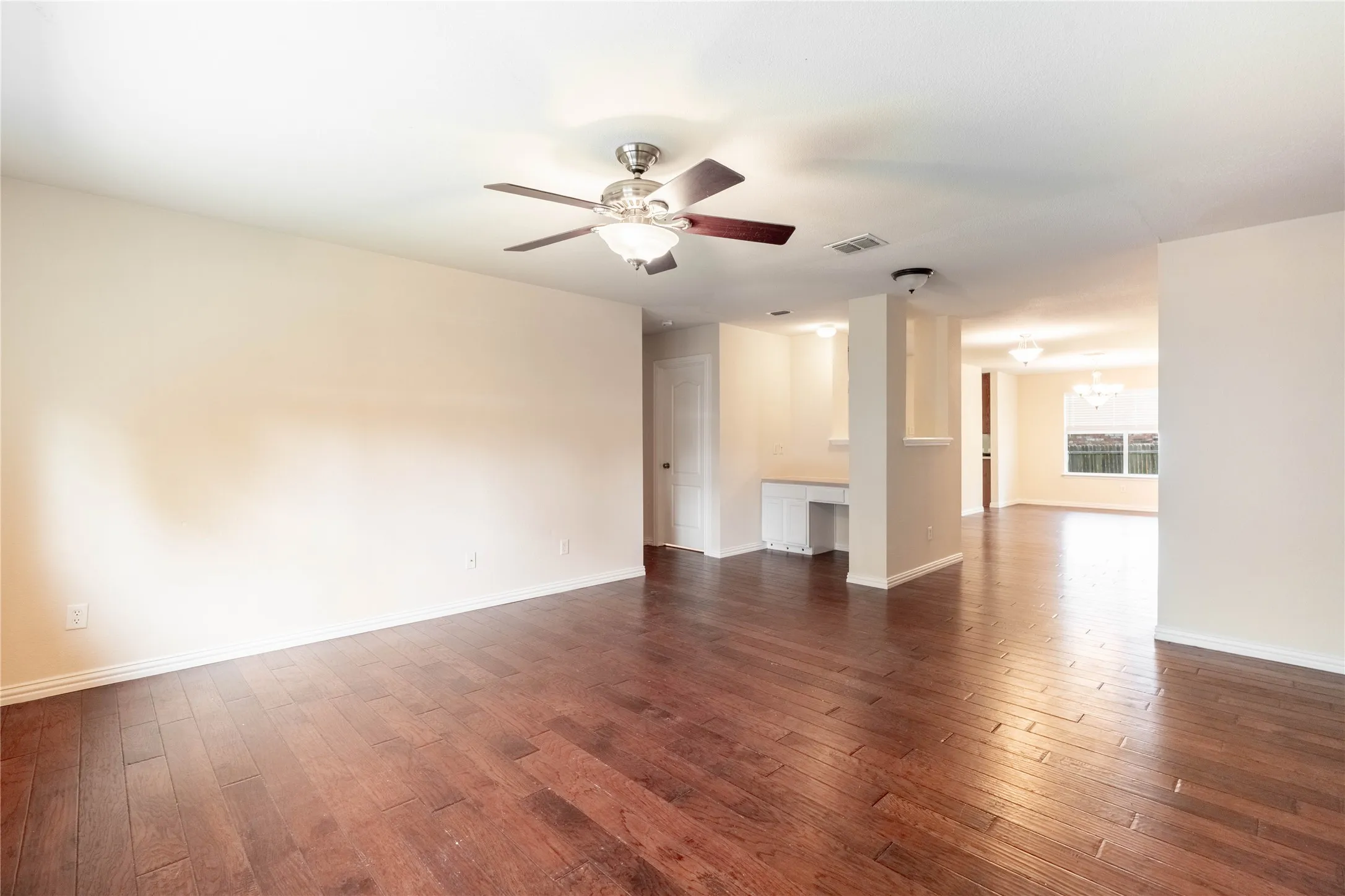 Single Family Residence For Rent in Kaufman County , 2105 Sumac Drive, Forney, Texas 75126, 4 Bedroom, 2 Bathroom, 2 Garage spaces, 2,471 Sqft, built in 2004, mls#21403536, Real Estate Agent in Forney, Homes For Rent in Kaufman county, Homes For Rent in Forney, Realtor in Forney Texas, Real Estate Brokerage Independent Realty Texas, Luminita Cordes Realtor