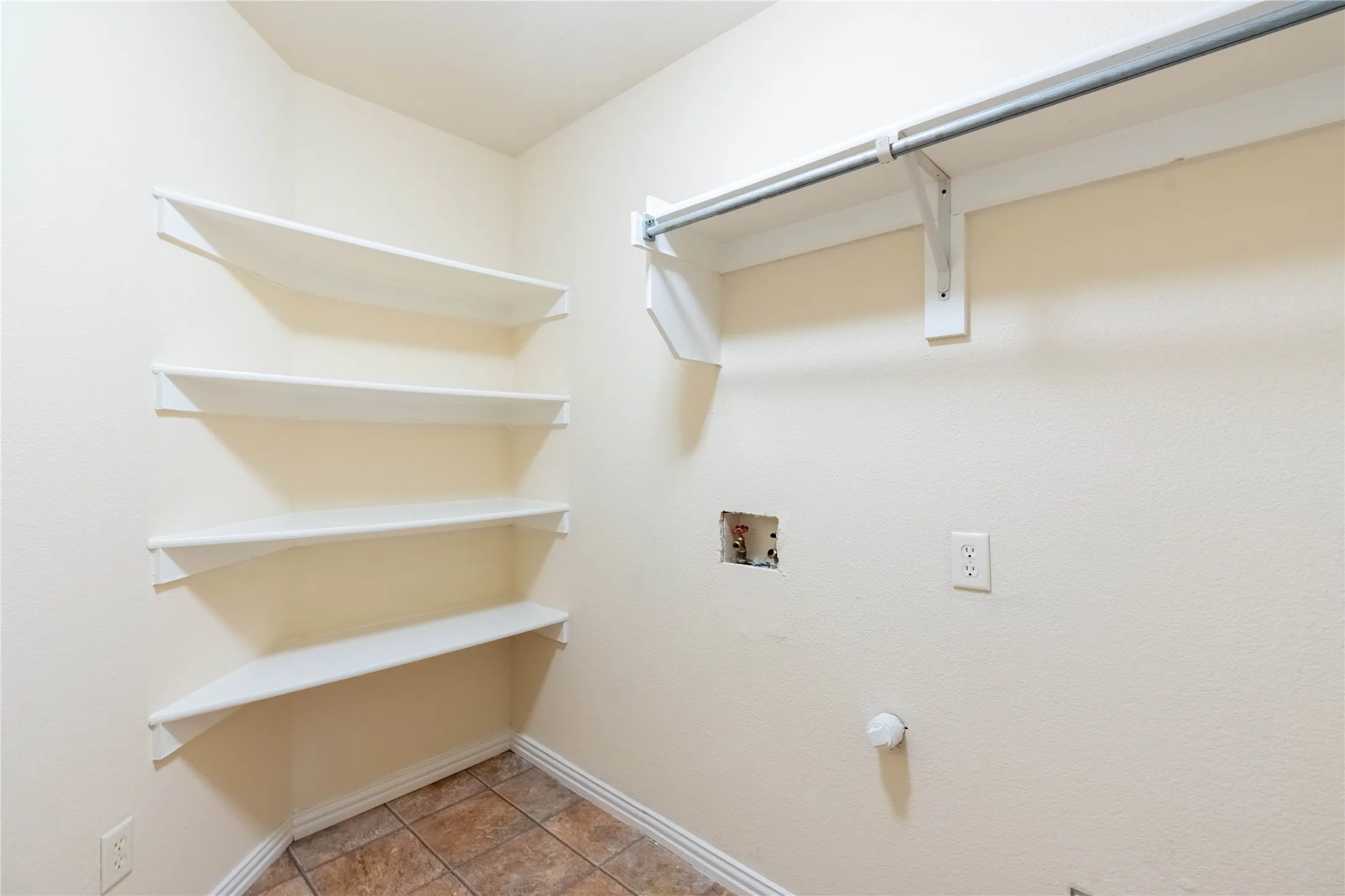 Single Family Residence For Rent in Kaufman County , 2105 Sumac Drive, Forney, Texas 75126, 4 Bedroom, 2 Bathroom, 2 Garage spaces, 2,471 Sqft, built in 2004, mls#21403536, Real Estate Agent in Forney, Homes For Rent in Kaufman county, Homes For Rent in Forney, Realtor in Forney Texas, Real Estate Brokerage Independent Realty Texas, Luminita Cordes Realtor