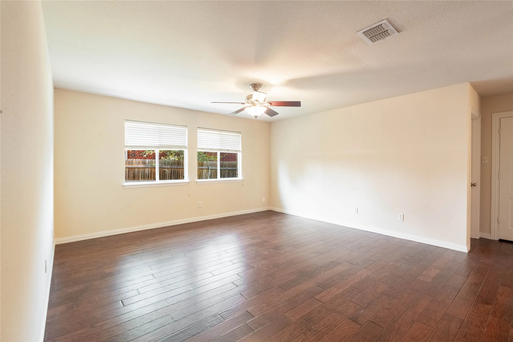 Single Family Residence For Rent in Kaufman County , 2105 Sumac Drive, Forney, Texas 75126, 4 Bedroom, 2 Bathroom, 2 Garage spaces, 2,471 Sqft, built in 2004, mls#21403536, Real Estate Agent in Forney, Homes For Rent in Kaufman county, Homes For Rent in Forney, Realtor in Forney Texas, Real Estate Brokerage Independent Realty Texas, Luminita Cordes Realtor