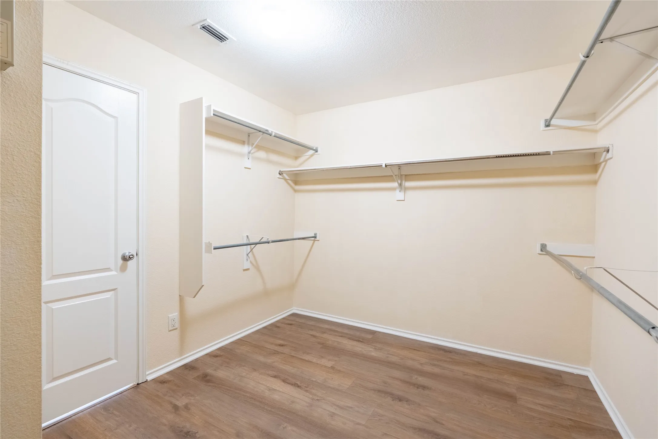 Single Family Residence For Rent in Kaufman County , 2105 Sumac Drive, Forney, Texas 75126, 4 Bedroom, 2 Bathroom, 2 Garage spaces, 2,471 Sqft, built in 2004, mls#21403536, Real Estate Agent in Forney, Homes For Rent in Kaufman county, Homes For Rent in Forney, Realtor in Forney Texas, Real Estate Brokerage Independent Realty Texas, Luminita Cordes Realtor