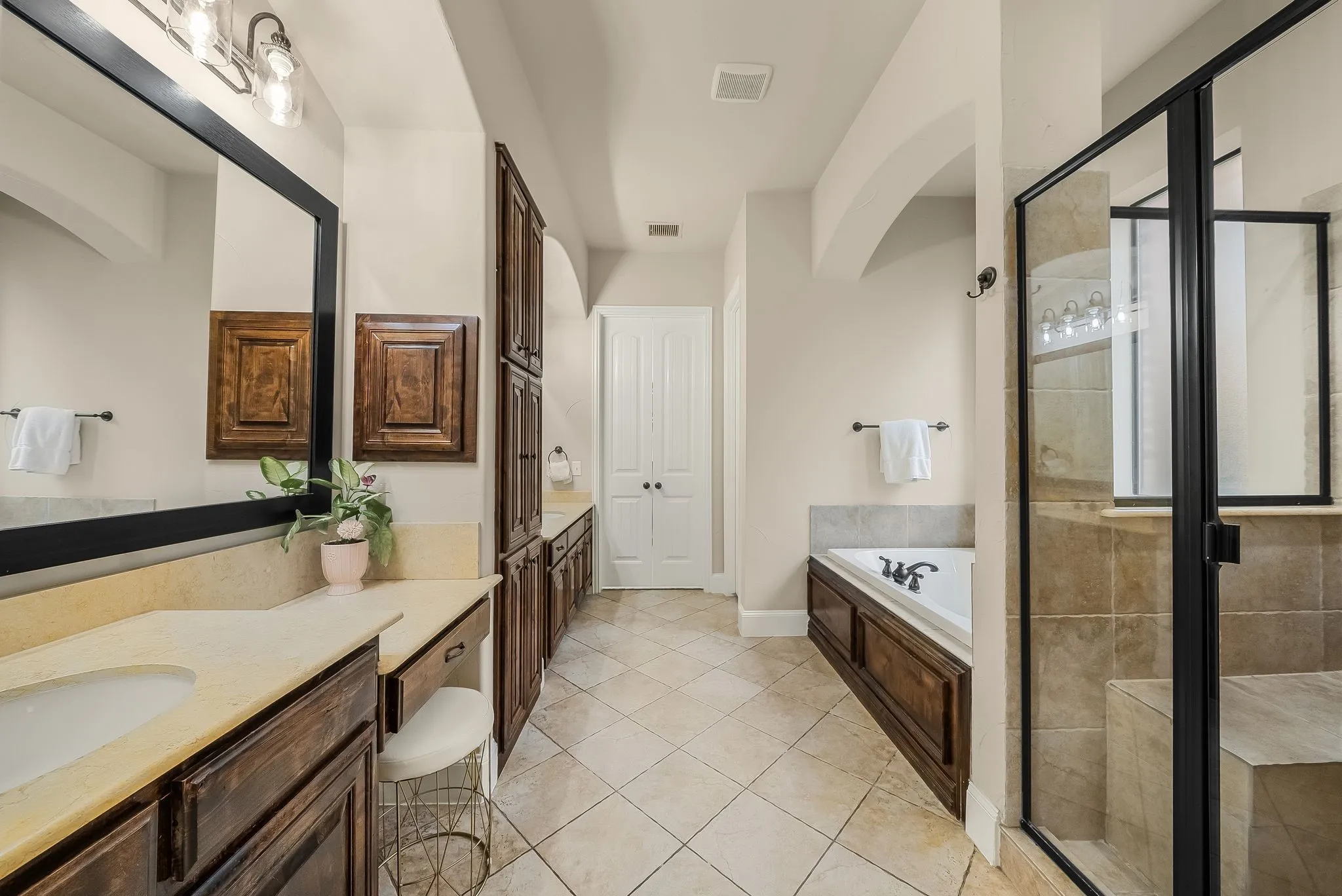 Single Family Residence For Sale in Denton County , 11150 Sugar Mill Lane, Frisco, Texas 75033, 4 Bedroom, 4 Bathroom, 3 Garage spaces, 4,224 Sqft, built in 2008, mls#21396864, Real Estate Agent in Frisco, Homes For Sale in Denton county, Homes For Sale in Frisco, Realtor in Frisco Texas, Real Estate Brokerage Independent Realty Texas, Luminita Cordes Realtor