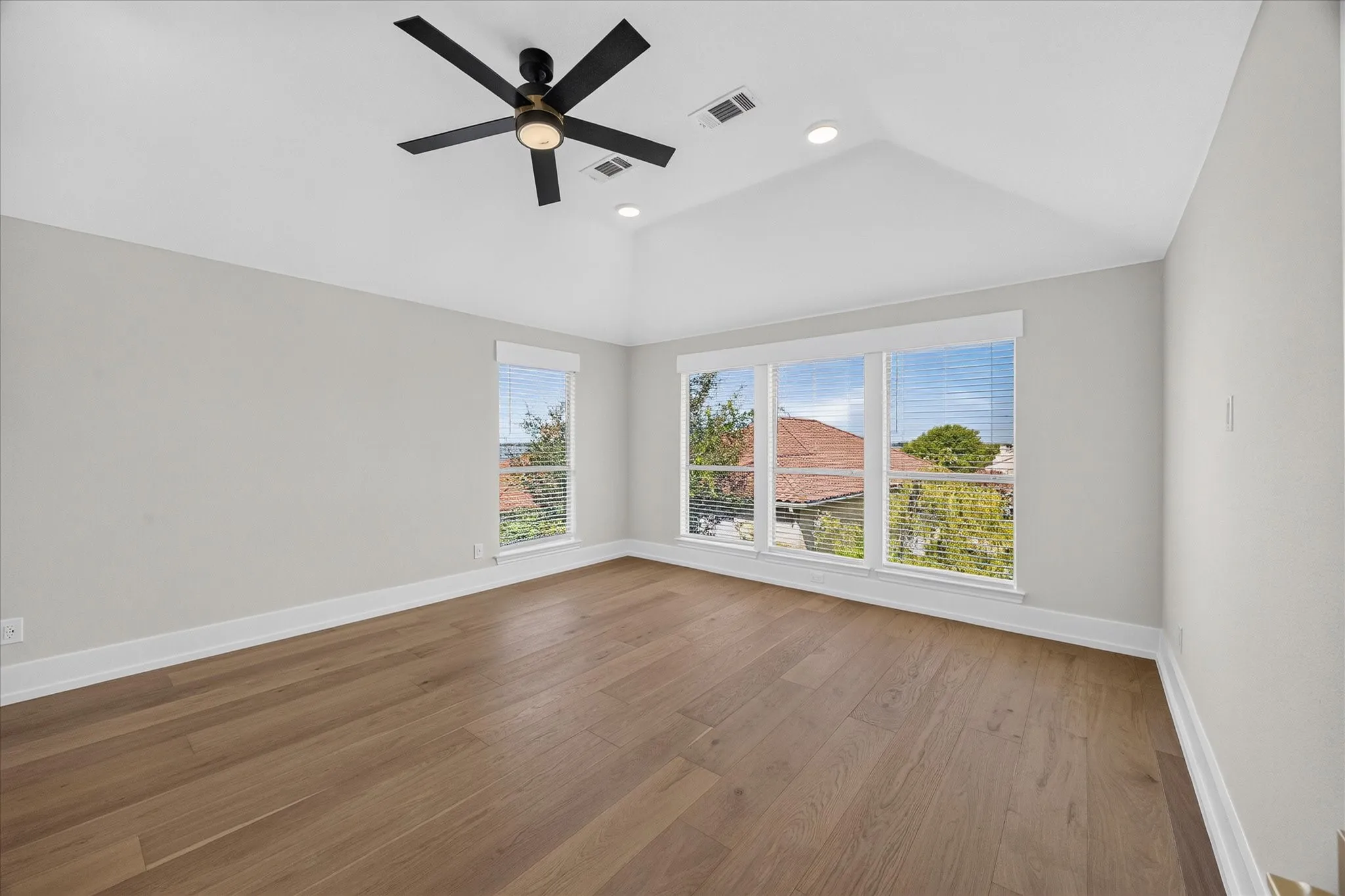 Single Family Residence For Rent in Rockwall County , 1860 Tahoe Drive, Rockwall, Texas 75087, 3 Bedroom, 2 Bathroom, 2 Garage spaces, 2,570 Sqft, built in 2000, mls#21403891, Real Estate Agent in Rockwall, Homes For Rent in Rockwall county, Homes For Rent in Rockwall, Realtor in Rockwall Texas, Real Estate Brokerage Independent Realty Texas, Luminita Cordes Realtor