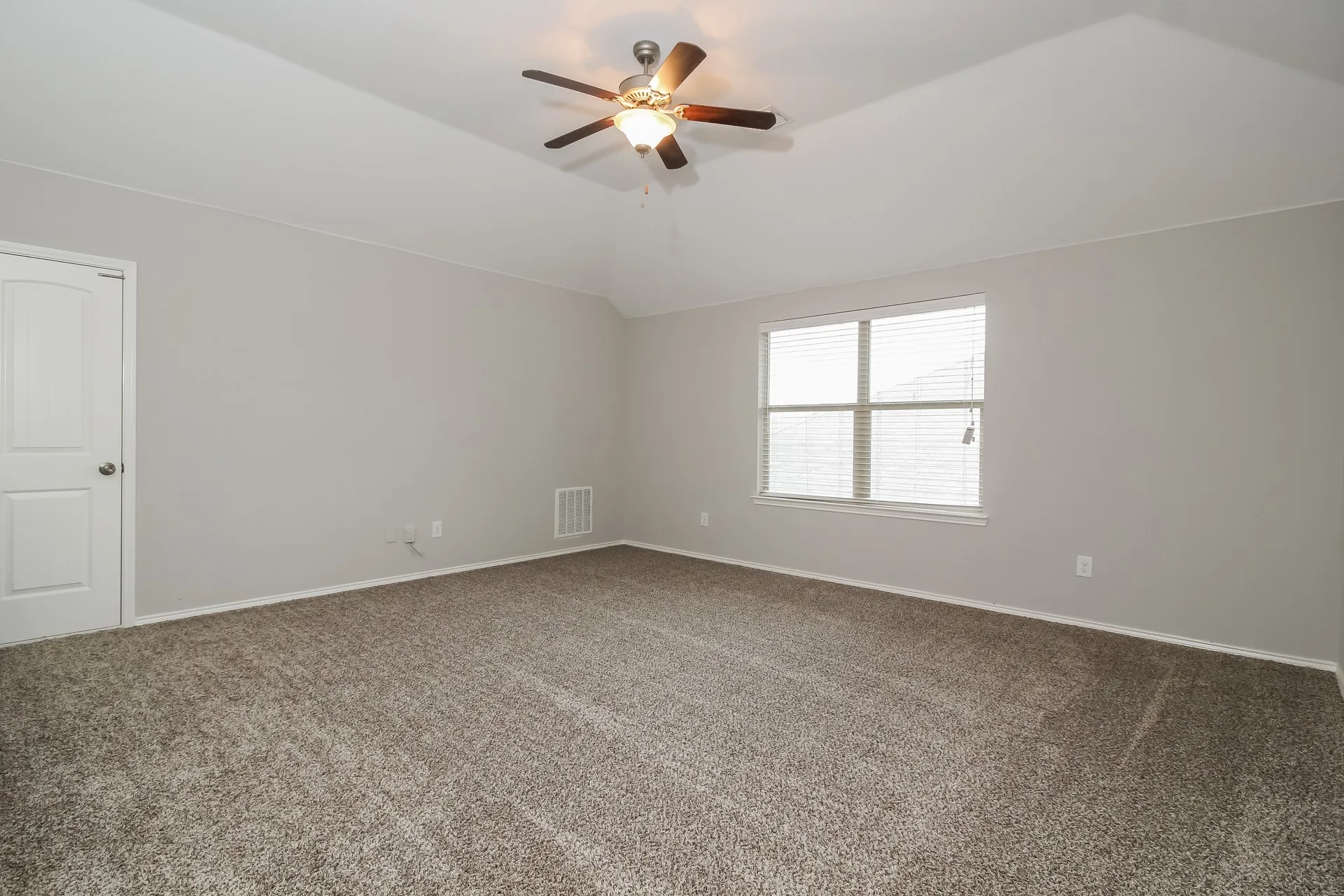 Single Family Residence For Rent in Johnson County , 1333 Shelley Drive, Burleson, Texas 76028, 4 Bedroom, 3 Bathroom, 2 Garage spaces, 2,912 Sqft, built in 2010, mls#21403893, Real Estate Agent in Burleson, Homes For Rent in Johnson county, Homes For Rent in Burleson, Realtor in Burleson Texas, Real Estate Brokerage Independent Realty Texas, Luminita Cordes Realtor