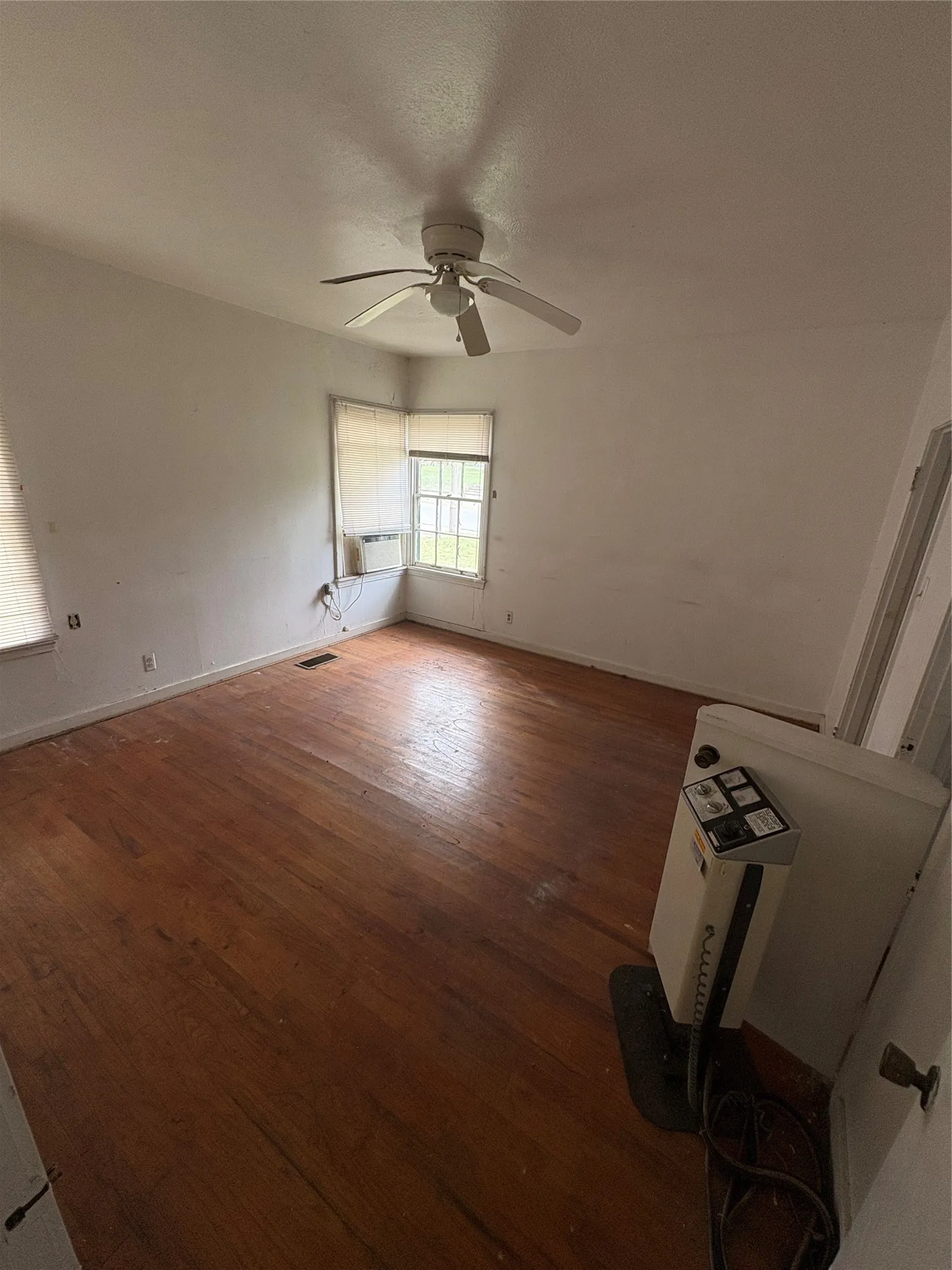 Single Family Residence For Sale in Hopkins County , 424 Church Street, Sulphur Springs, Texas 75482, 2 Bedroom, 2 Bathroom, 2 Garage spaces, 1,398 Sqft, built in 1960, mls#21403789, Real Estate Agent in Sulphur Springs, Homes For Sale in Hopkins county, Homes For Sale in Sulphur Springs, Realtor in Sulphur Springs Texas, Real Estate Brokerage Independent Realty Texas, Luminita Cordes Realtor