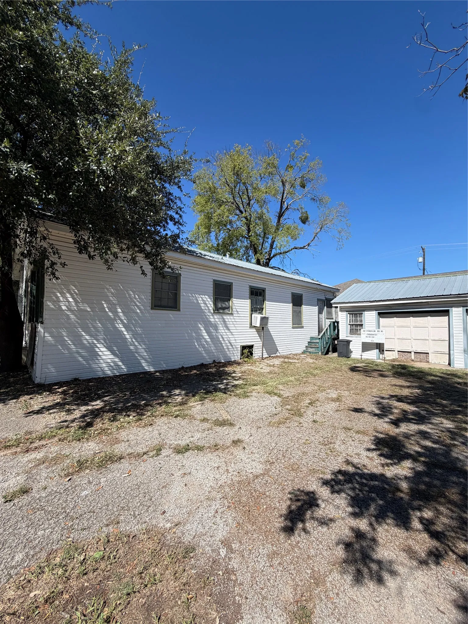 Single Family Residence For Sale in Hopkins County , 424 Church Street, Sulphur Springs, Texas 75482, 2 Bedroom, 2 Bathroom, 2 Garage spaces, 1,398 Sqft, built in 1960, mls#21403789, Real Estate Agent in Sulphur Springs, Homes For Sale in Hopkins county, Homes For Sale in Sulphur Springs, Realtor in Sulphur Springs Texas, Real Estate Brokerage Independent Realty Texas, Luminita Cordes Realtor