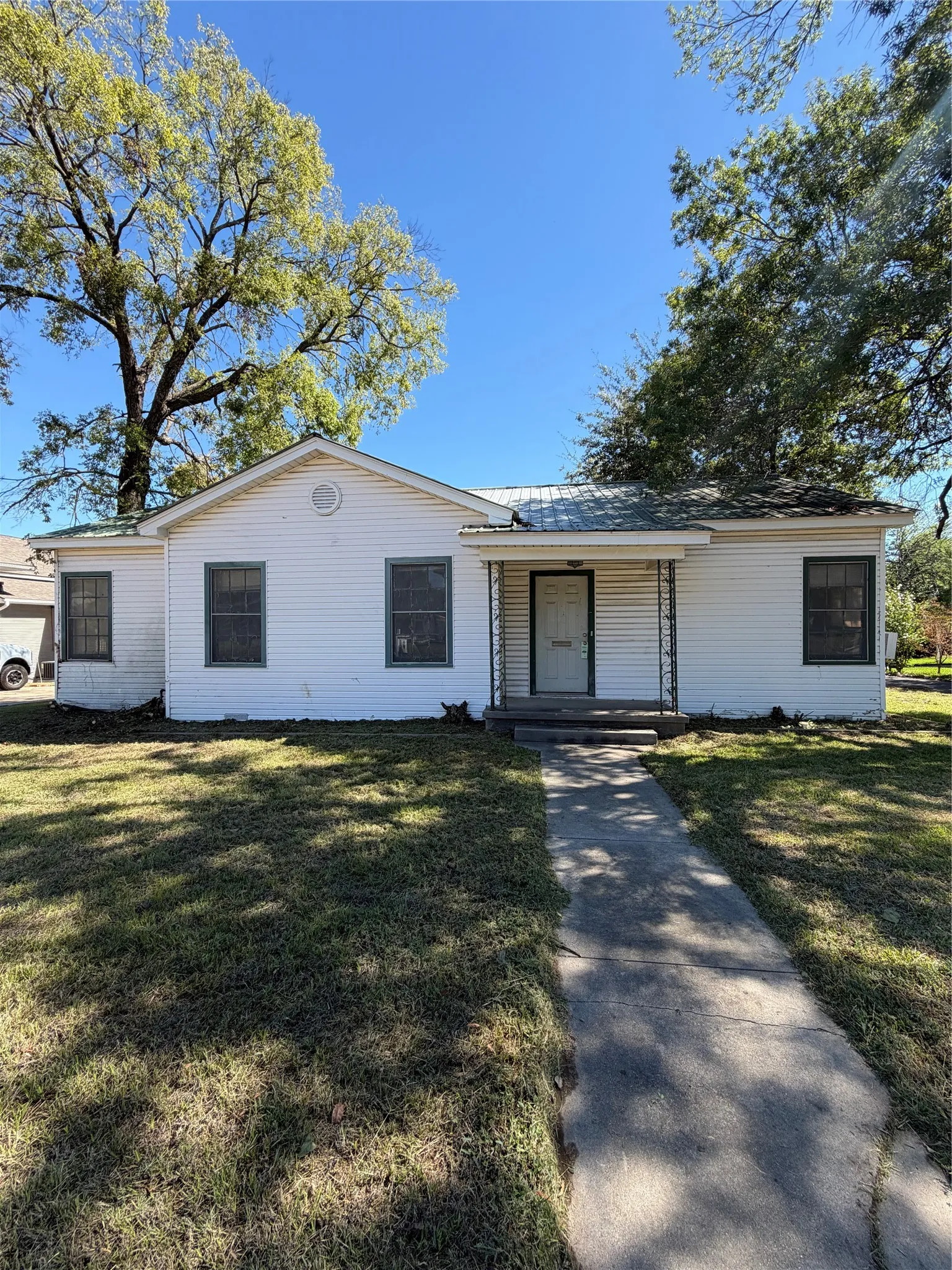 Single Family Residence For Sale in Hopkins County , 424 Church Street, Sulphur Springs, Texas 75482, 2 Bedroom, 2 Bathroom, 2 Garage spaces, 1,398 Sqft, built in 1960, mls#21403789, Real Estate Agent in Sulphur Springs, Homes For Sale in Hopkins county, Homes For Sale in Sulphur Springs, Realtor in Sulphur Springs Texas, Real Estate Brokerage Independent Realty Texas, Luminita Cordes Realtor