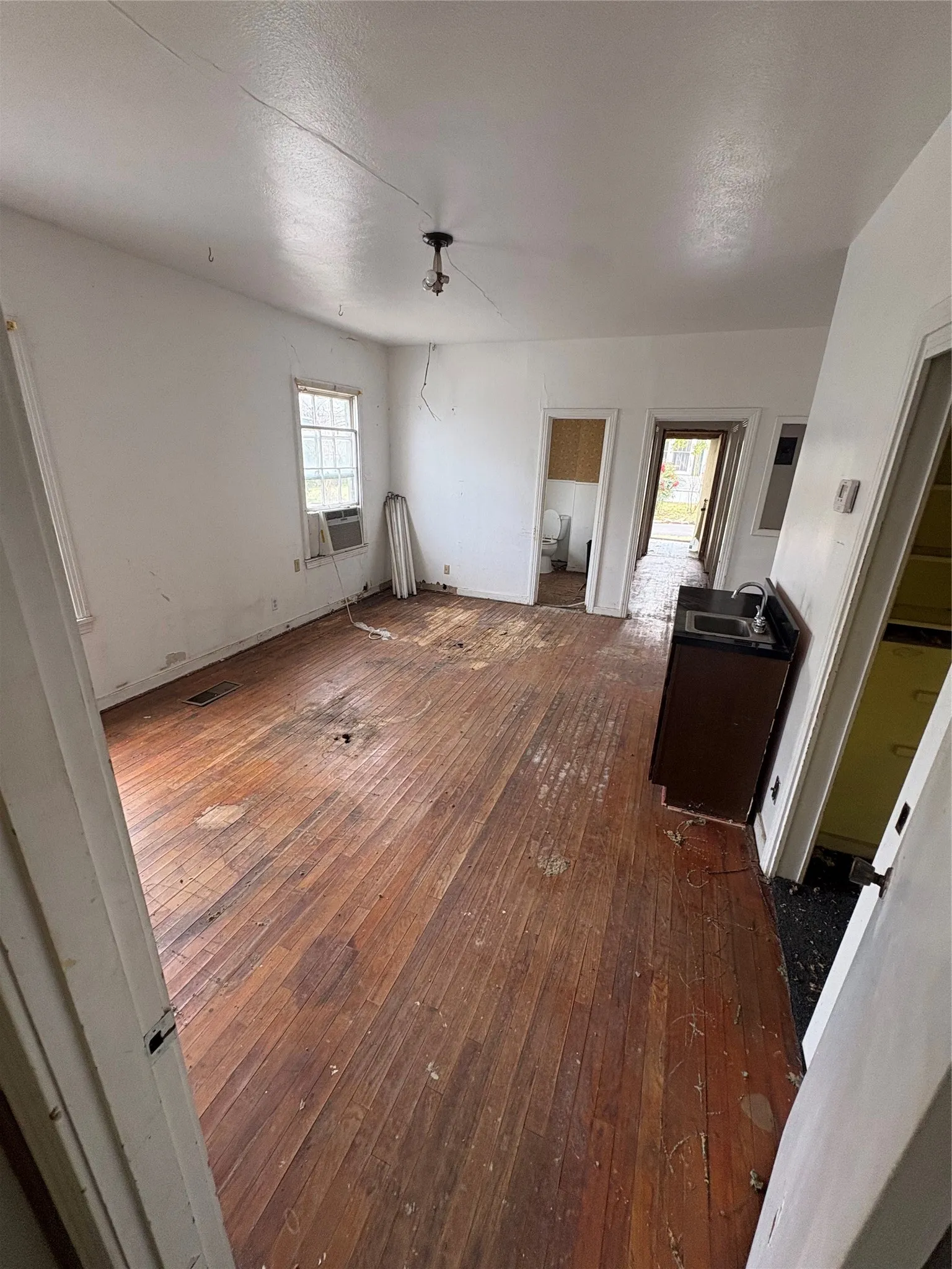 Single Family Residence For Sale in Hopkins County , 424 Church Street, Sulphur Springs, Texas 75482, 2 Bedroom, 2 Bathroom, 2 Garage spaces, 1,398 Sqft, built in 1960, mls#21403789, Real Estate Agent in Sulphur Springs, Homes For Sale in Hopkins county, Homes For Sale in Sulphur Springs, Realtor in Sulphur Springs Texas, Real Estate Brokerage Independent Realty Texas, Luminita Cordes Realtor
