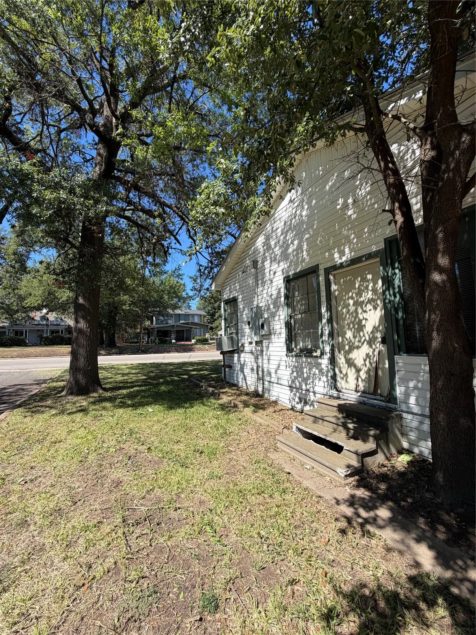 Single Family Residence For Sale in Hopkins County , 424 Church Street, Sulphur Springs, Texas 75482, 2 Bedroom, 2 Bathroom, 2 Garage spaces, 1,398 Sqft, built in 1960, mls#21403789, Real Estate Agent in Sulphur Springs, Homes For Sale in Hopkins county, Homes For Sale in Sulphur Springs, Realtor in Sulphur Springs Texas, Real Estate Brokerage Independent Realty Texas, Luminita Cordes Realtor