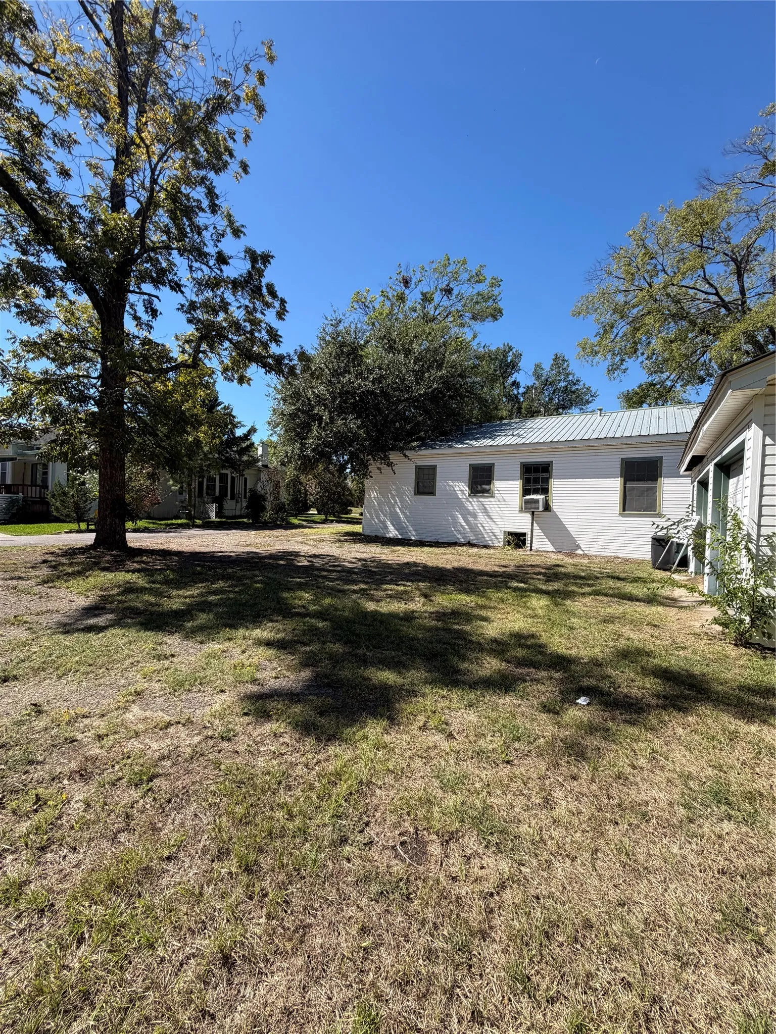 Single Family Residence For Sale in Hopkins County , 424 Church Street, Sulphur Springs, Texas 75482, 2 Bedroom, 2 Bathroom, 2 Garage spaces, 1,398 Sqft, built in 1960, mls#21403789, Real Estate Agent in Sulphur Springs, Homes For Sale in Hopkins county, Homes For Sale in Sulphur Springs, Realtor in Sulphur Springs Texas, Real Estate Brokerage Independent Realty Texas, Luminita Cordes Realtor
