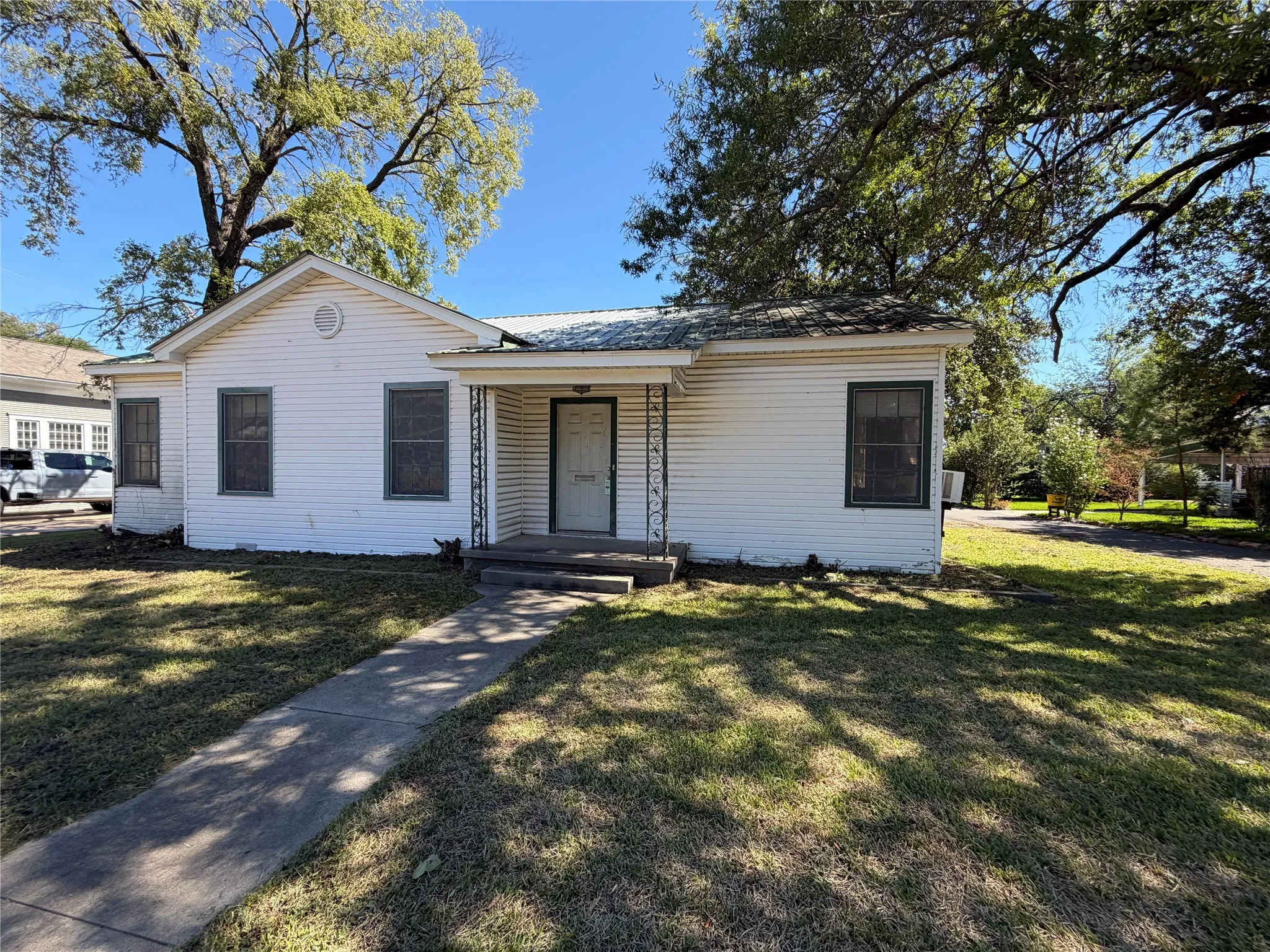 Single Family Residence For Sale in Hopkins County , 424 Church Street, Sulphur Springs, Texas 75482, 2 Bedroom, 2 Bathroom, 2 Garage spaces, 1,398 Sqft, built in 1960, mls#21403789, Real Estate Agent in Sulphur Springs, Homes For Sale in Hopkins county, Homes For Sale in Sulphur Springs, Realtor in Sulphur Springs Texas, Real Estate Brokerage Independent Realty Texas, Luminita Cordes Realtor