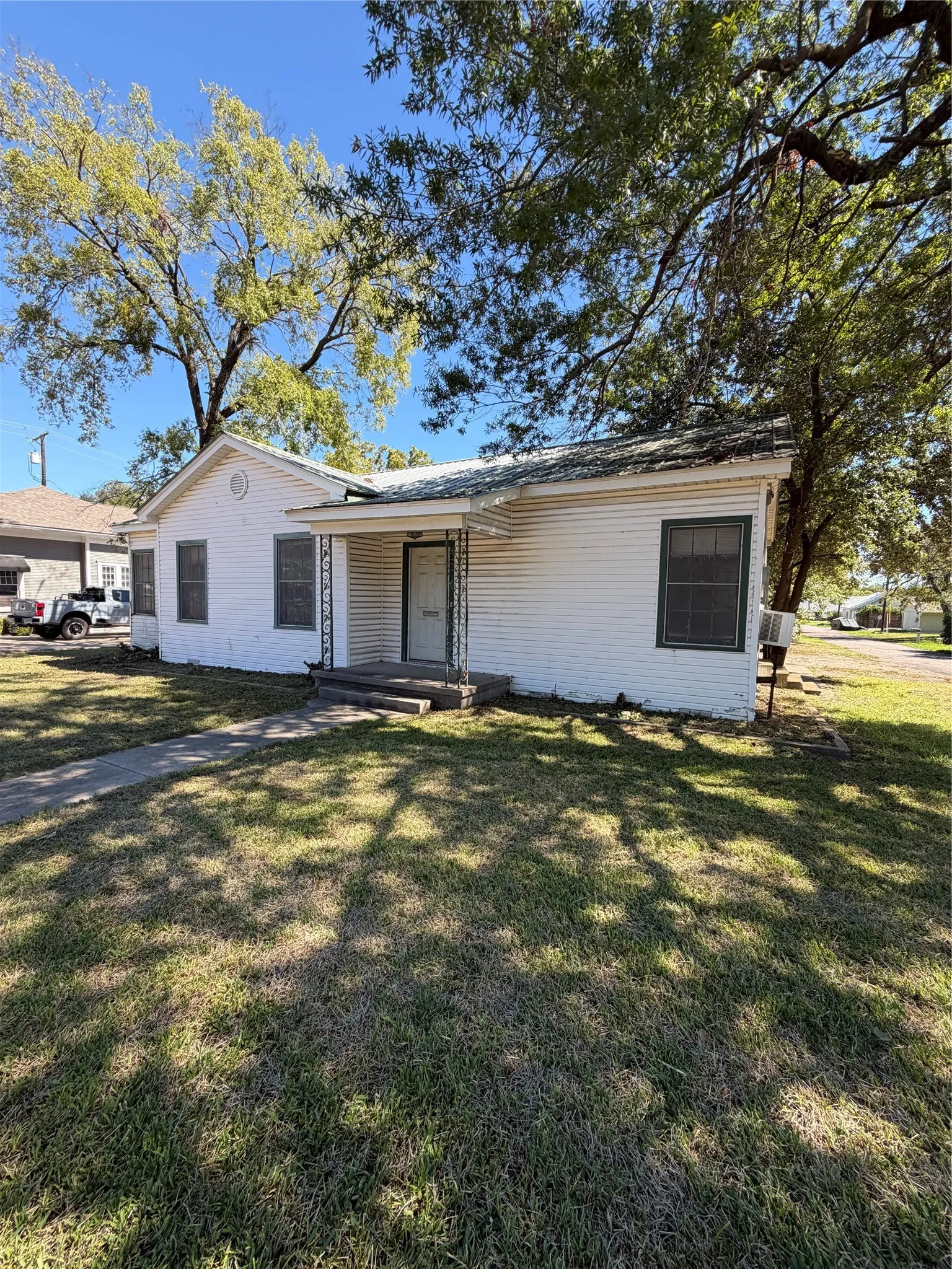 Single Family Residence For Sale in Hopkins County , 424 Church Street, Sulphur Springs, Texas 75482, 2 Bedroom, 2 Bathroom, 2 Garage spaces, 1,398 Sqft, built in 1960, mls#21403789, Real Estate Agent in Sulphur Springs, Homes For Sale in Hopkins county, Homes For Sale in Sulphur Springs, Realtor in Sulphur Springs Texas, Real Estate Brokerage Independent Realty Texas, Luminita Cordes Realtor