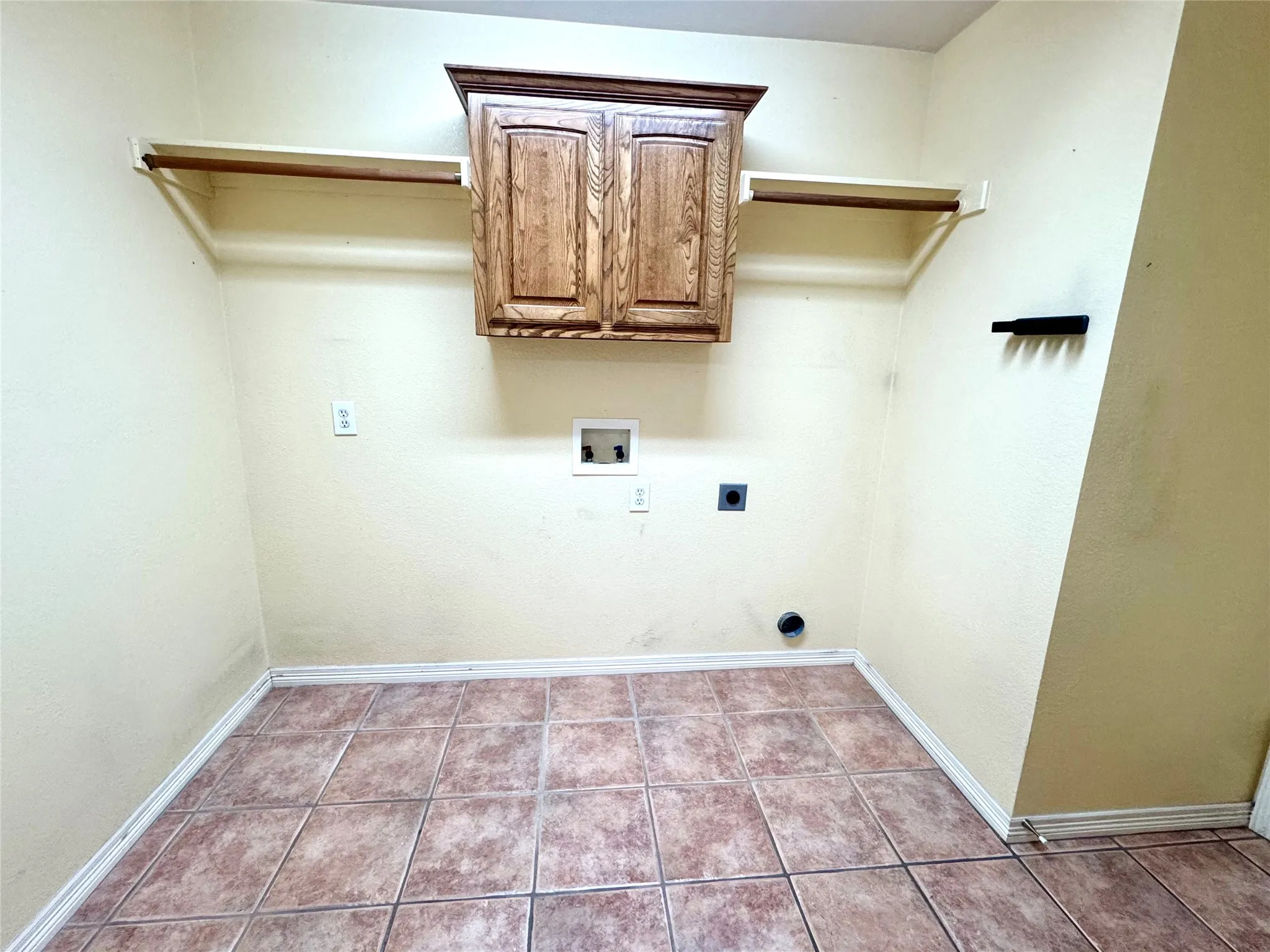 Single Family Residence For Sale in Ellis County , 204 Bluebonnet Lane, Waxahachie, Texas 75165, 2 Bedroom, 2 Bathroom, 2 Garage spaces, 1,450 Sqft, built in 2002, mls#21403746, Real Estate Agent in Waxahachie, Homes For Sale in Ellis county, Homes For Sale in Waxahachie, Realtor in Waxahachie Texas, Real Estate Brokerage Independent Realty Texas, Luminita Cordes Realtor