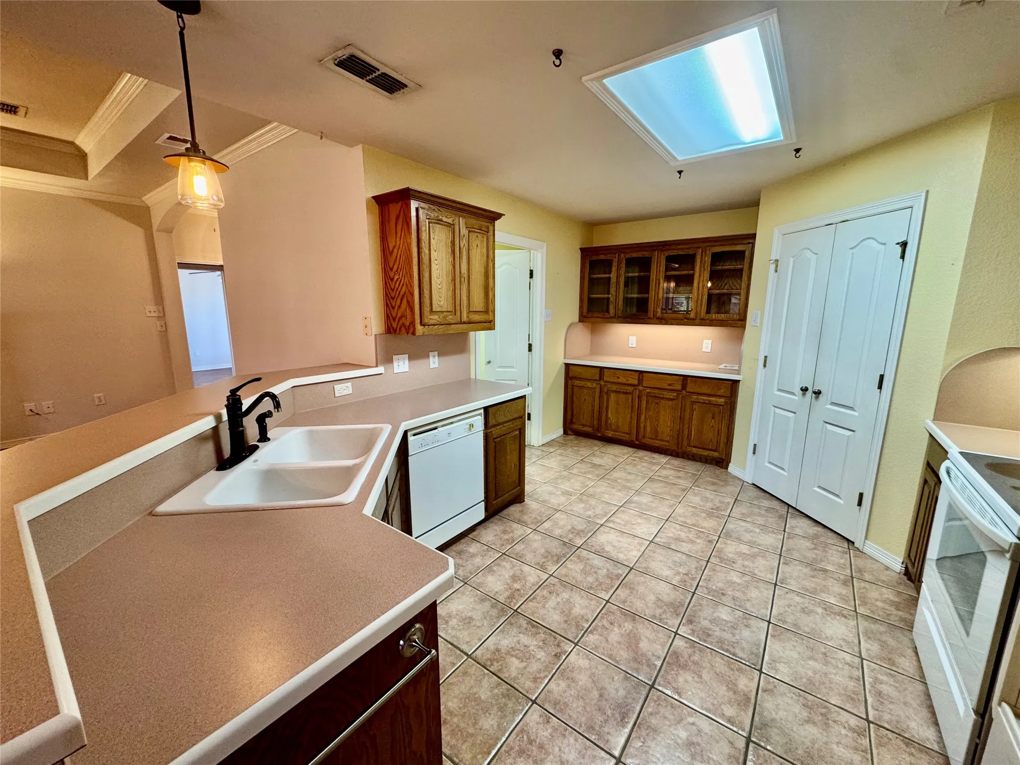 Single Family Residence For Sale in Ellis County , 204 Bluebonnet Lane, Waxahachie, Texas 75165, 2 Bedroom, 2 Bathroom, 2 Garage spaces, 1,450 Sqft, built in 2002, mls#21403746, Real Estate Agent in Waxahachie, Homes For Sale in Ellis county, Homes For Sale in Waxahachie, Realtor in Waxahachie Texas, Real Estate Brokerage Independent Realty Texas, Luminita Cordes Realtor