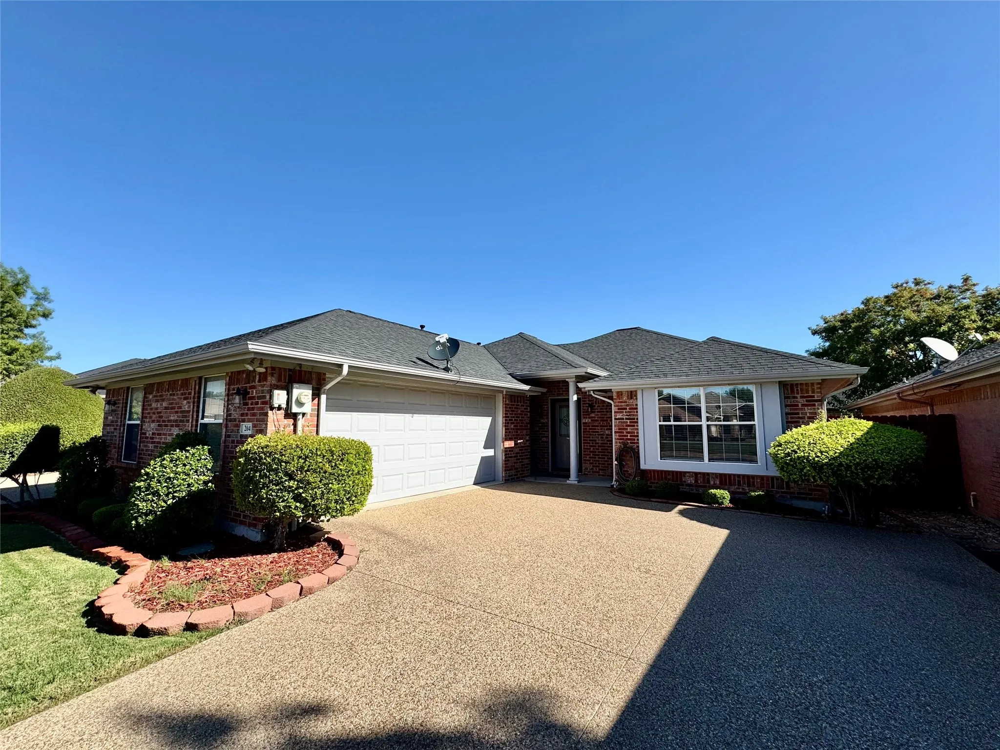 Single Family Residence For Sale in Ellis County , 204 Bluebonnet Lane, Waxahachie, Texas 75165, 2 Bedroom, 2 Bathroom, 2 Garage spaces, 1,450 Sqft, built in 2002, mls#21403746, Real Estate Agent in Waxahachie, Homes For Sale in Ellis county, Homes For Sale in Waxahachie, Realtor in Waxahachie Texas, Real Estate Brokerage Independent Realty Texas, Luminita Cordes Realtor