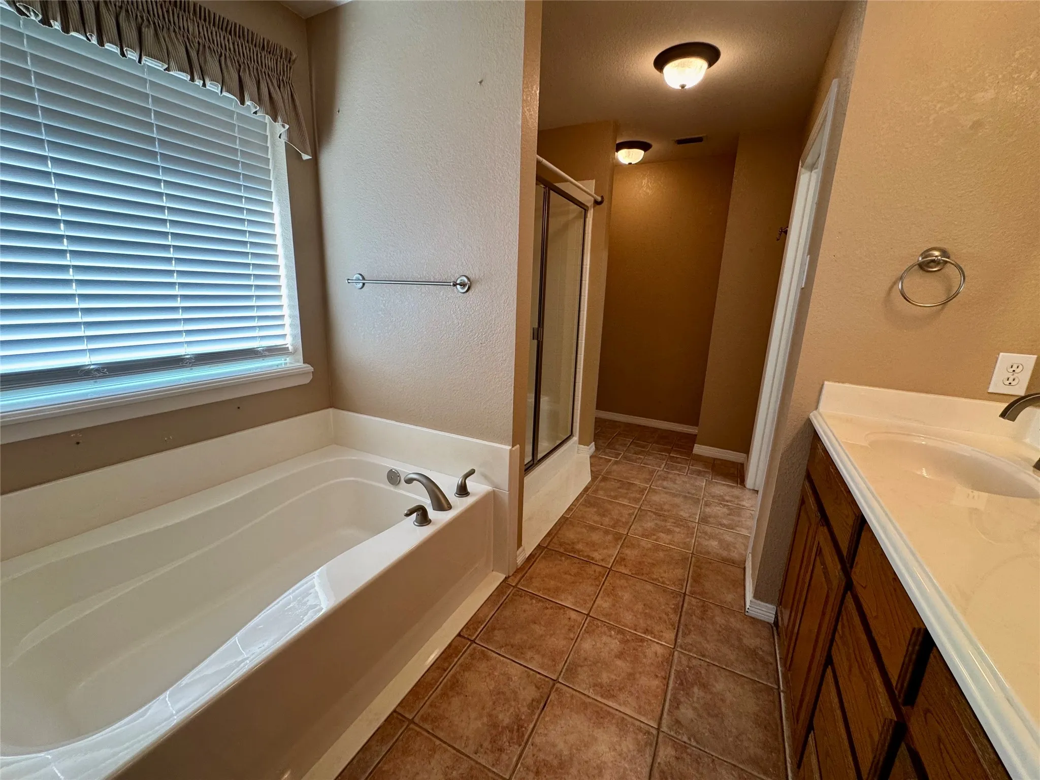 Single Family Residence For Sale in Ellis County , 204 Bluebonnet Lane, Waxahachie, Texas 75165, 2 Bedroom, 2 Bathroom, 2 Garage spaces, 1,450 Sqft, built in 2002, mls#21403746, Real Estate Agent in Waxahachie, Homes For Sale in Ellis county, Homes For Sale in Waxahachie, Realtor in Waxahachie Texas, Real Estate Brokerage Independent Realty Texas, Luminita Cordes Realtor