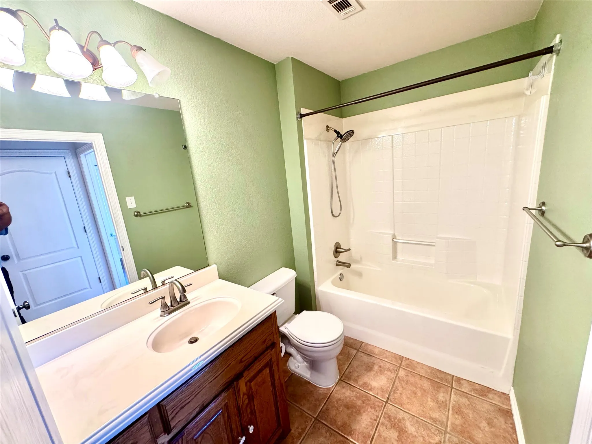 Single Family Residence For Sale in Ellis County , 204 Bluebonnet Lane, Waxahachie, Texas 75165, 2 Bedroom, 2 Bathroom, 2 Garage spaces, 1,450 Sqft, built in 2002, mls#21403746, Real Estate Agent in Waxahachie, Homes For Sale in Ellis county, Homes For Sale in Waxahachie, Realtor in Waxahachie Texas, Real Estate Brokerage Independent Realty Texas, Luminita Cordes Realtor