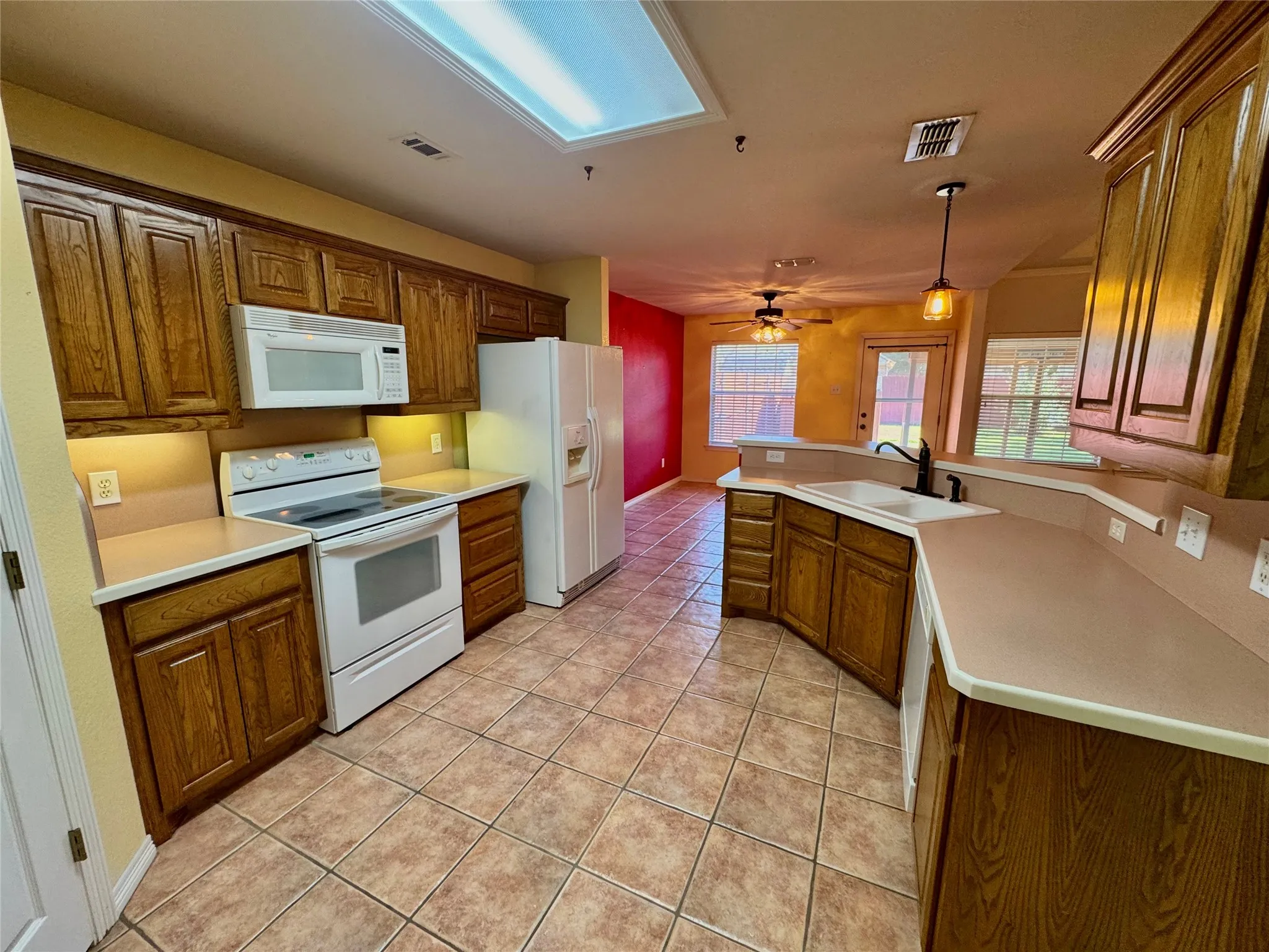 Single Family Residence For Sale in Ellis County , 204 Bluebonnet Lane, Waxahachie, Texas 75165, 2 Bedroom, 2 Bathroom, 2 Garage spaces, 1,450 Sqft, built in 2002, mls#21403746, Real Estate Agent in Waxahachie, Homes For Sale in Ellis county, Homes For Sale in Waxahachie, Realtor in Waxahachie Texas, Real Estate Brokerage Independent Realty Texas, Luminita Cordes Realtor