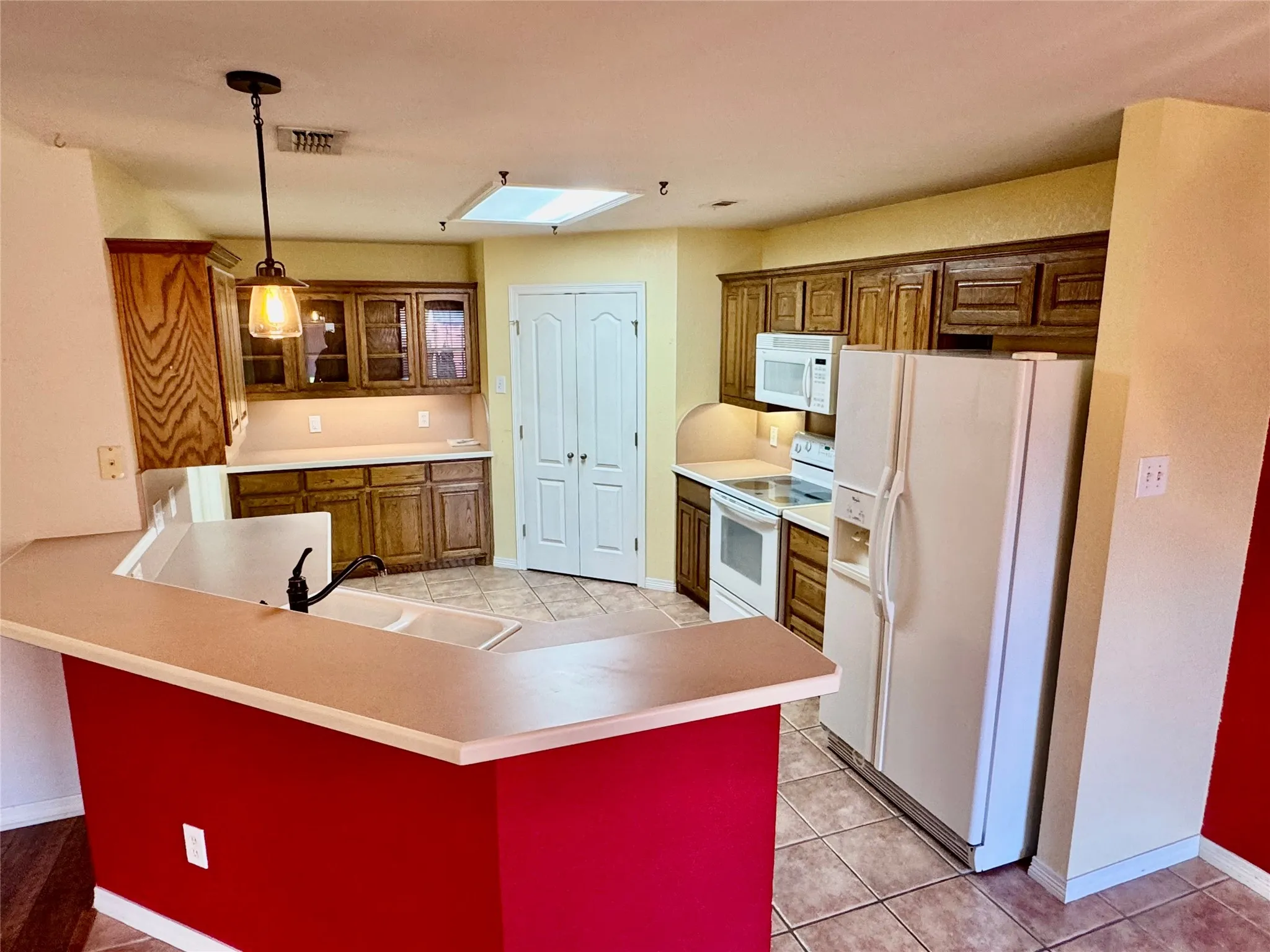Single Family Residence For Sale in Ellis County , 204 Bluebonnet Lane, Waxahachie, Texas 75165, 2 Bedroom, 2 Bathroom, 2 Garage spaces, 1,450 Sqft, built in 2002, mls#21403746, Real Estate Agent in Waxahachie, Homes For Sale in Ellis county, Homes For Sale in Waxahachie, Realtor in Waxahachie Texas, Real Estate Brokerage Independent Realty Texas, Luminita Cordes Realtor