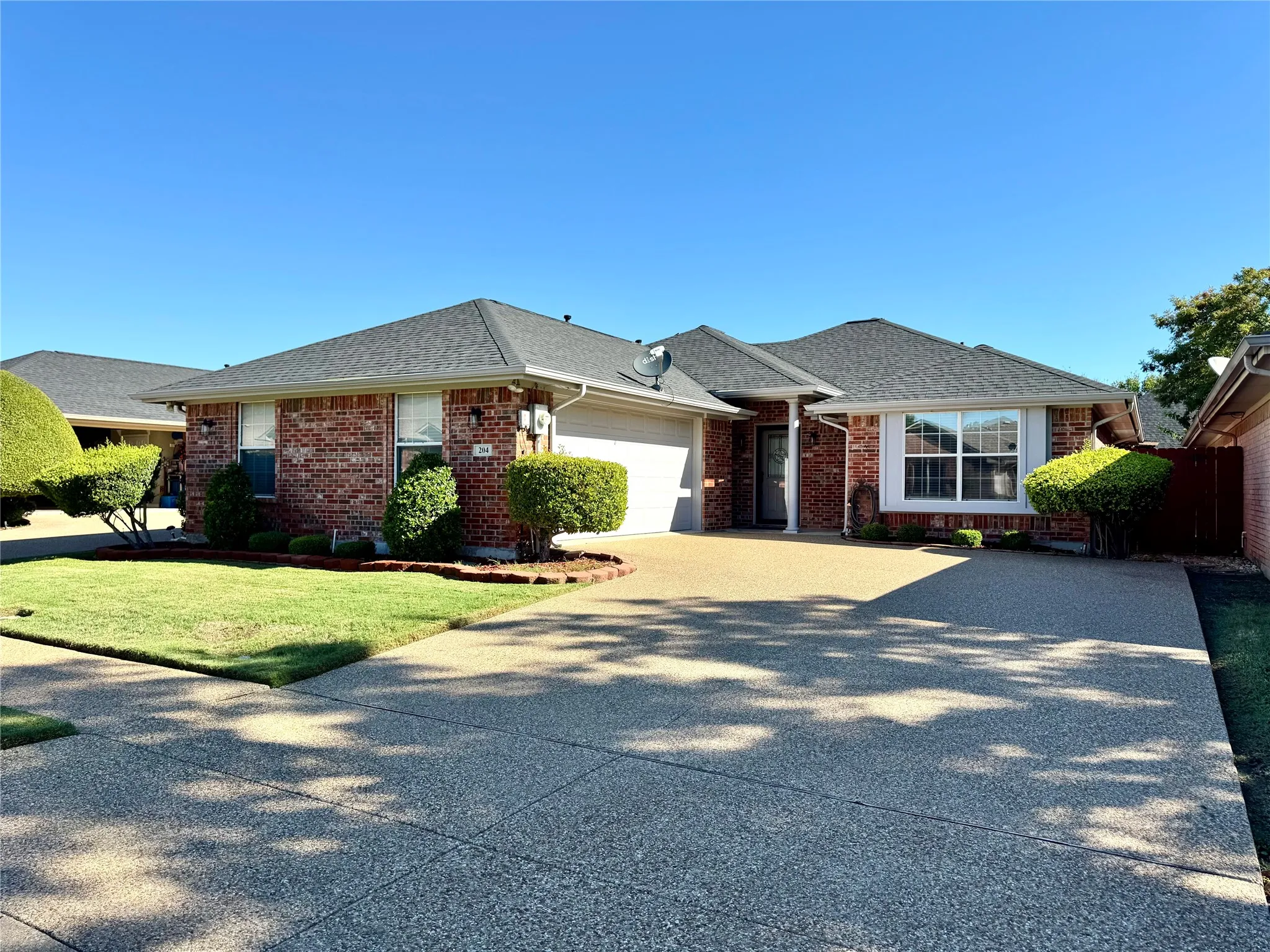 Single Family Residence For Sale in Ellis County , 204 Bluebonnet Lane, Waxahachie, Texas 75165, 2 Bedroom, 2 Bathroom, 2 Garage spaces, 1,450 Sqft, built in 2002, mls#21403746, Real Estate Agent in Waxahachie, Homes For Sale in Ellis county, Homes For Sale in Waxahachie, Realtor in Waxahachie Texas, Real Estate Brokerage Independent Realty Texas, Luminita Cordes Realtor