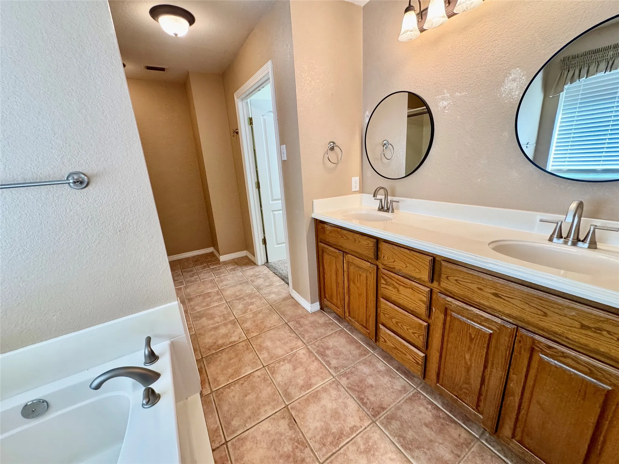 Single Family Residence For Sale in Ellis County , 204 Bluebonnet Lane, Waxahachie, Texas 75165, 2 Bedroom, 2 Bathroom, 2 Garage spaces, 1,450 Sqft, built in 2002, mls#21403746, Real Estate Agent in Waxahachie, Homes For Sale in Ellis county, Homes For Sale in Waxahachie, Realtor in Waxahachie Texas, Real Estate Brokerage Independent Realty Texas, Luminita Cordes Realtor