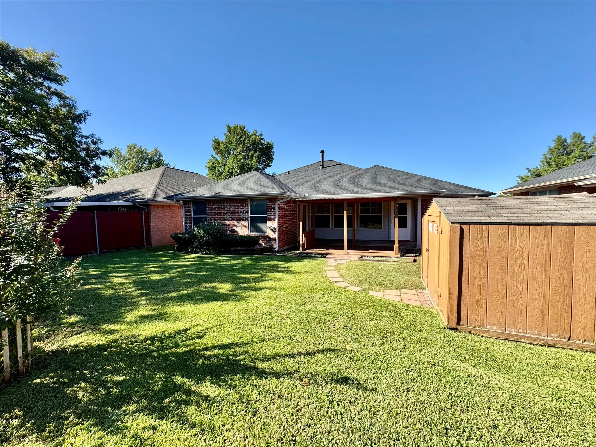 Single Family Residence For Sale in Ellis County , 204 Bluebonnet Lane, Waxahachie, Texas 75165, 2 Bedroom, 2 Bathroom, 2 Garage spaces, 1,450 Sqft, built in 2002, mls#21403746, Real Estate Agent in Waxahachie, Homes For Sale in Ellis county, Homes For Sale in Waxahachie, Realtor in Waxahachie Texas, Real Estate Brokerage Independent Realty Texas, Luminita Cordes Realtor