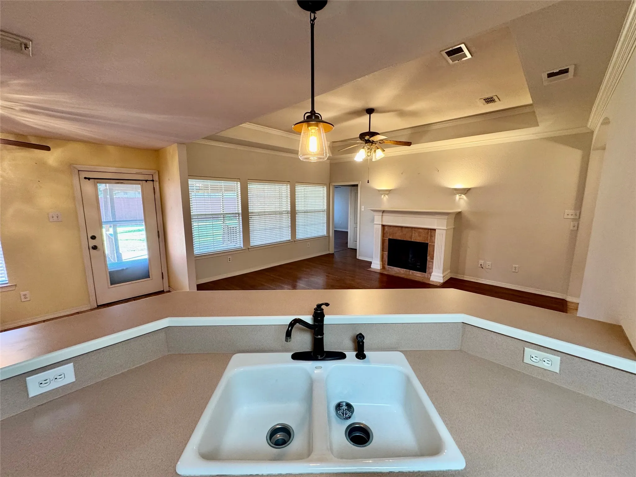 Single Family Residence For Sale in Ellis County , 204 Bluebonnet Lane, Waxahachie, Texas 75165, 2 Bedroom, 2 Bathroom, 2 Garage spaces, 1,450 Sqft, built in 2002, mls#21403746, Real Estate Agent in Waxahachie, Homes For Sale in Ellis county, Homes For Sale in Waxahachie, Realtor in Waxahachie Texas, Real Estate Brokerage Independent Realty Texas, Luminita Cordes Realtor