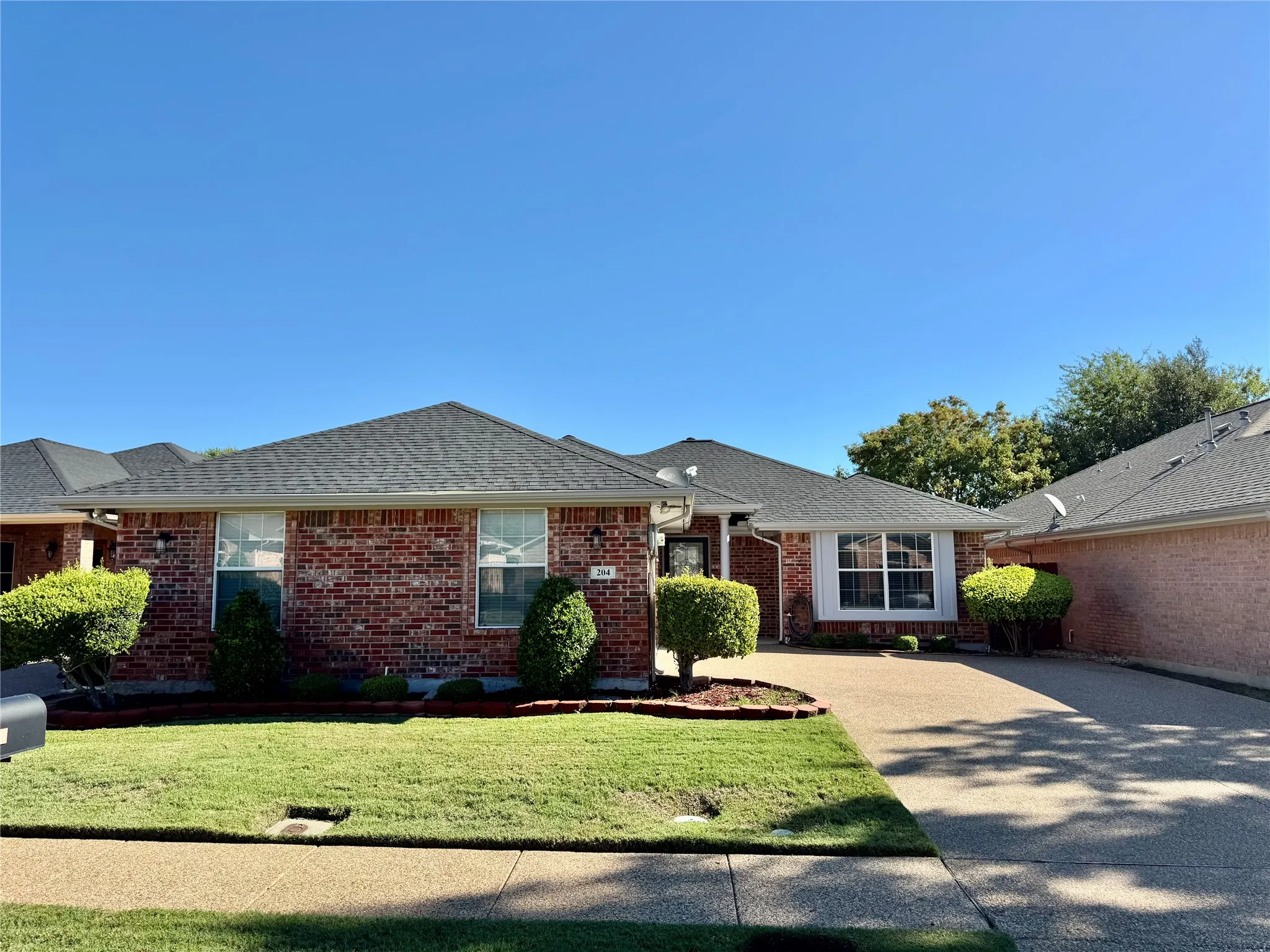Single Family Residence For Sale in Ellis County , 204 Bluebonnet Lane, Waxahachie, Texas 75165, 2 Bedroom, 2 Bathroom, 2 Garage spaces, 1,450 Sqft, built in 2002, mls#21403746, Real Estate Agent in Waxahachie, Homes For Sale in Ellis county, Homes For Sale in Waxahachie, Realtor in Waxahachie Texas, Real Estate Brokerage Independent Realty Texas, Luminita Cordes Realtor