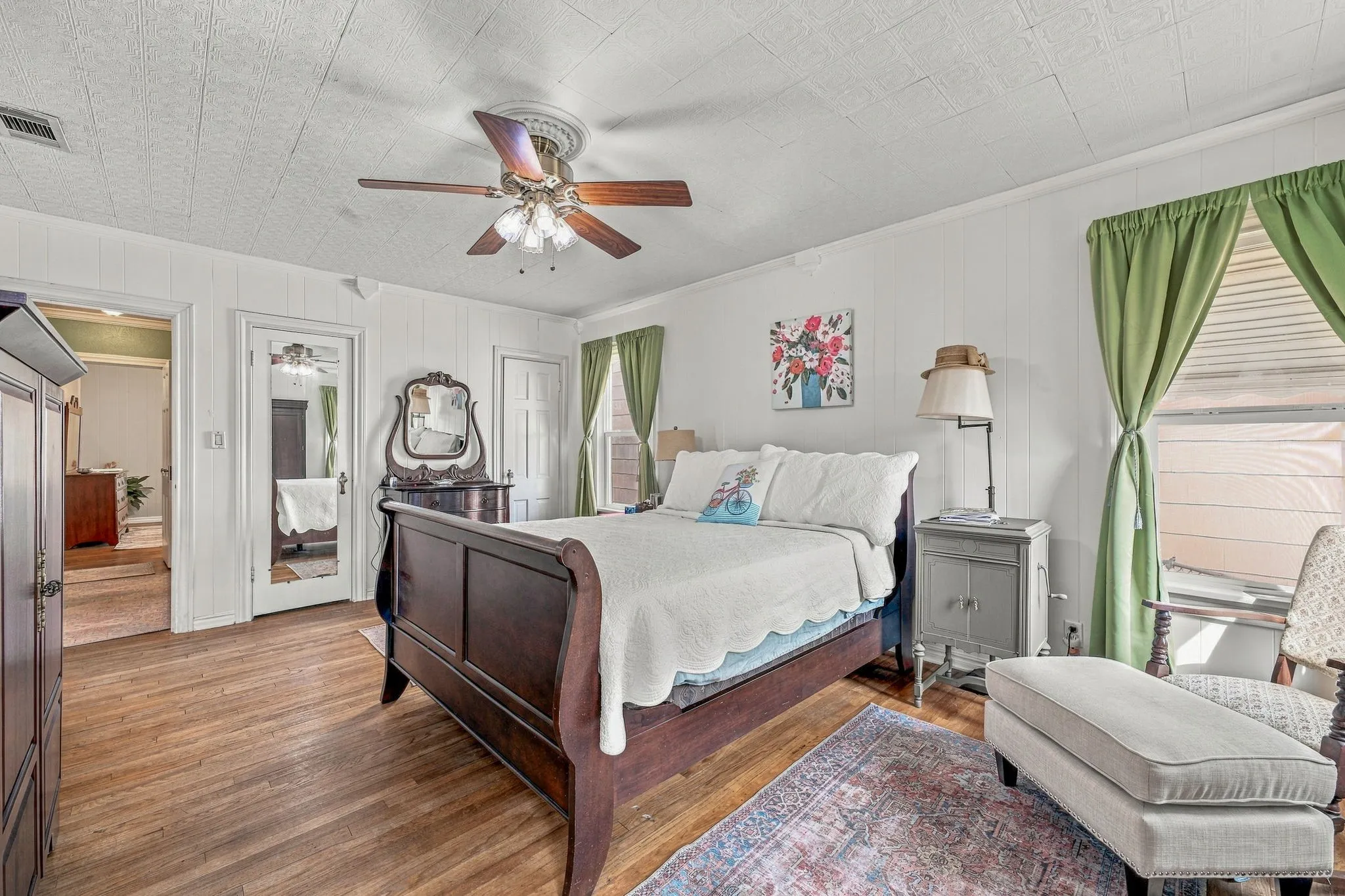 Single Family Residence For Sale in Tarrant County , 4309 Lovell, Fort Worth, Texas 76107, 2 Bedroom, 1 Bathroom, 1 Garage spaces, 1,351 Sqft, built in 1939, mls#21397236, Real Estate Agent in Fort Worth, Homes For Sale in Tarrant county, Homes For Sale in Fort Worth, Realtor in Fort Worth Texas, Real Estate Brokerage Independent Realty Texas, Luminita Cordes Realtor