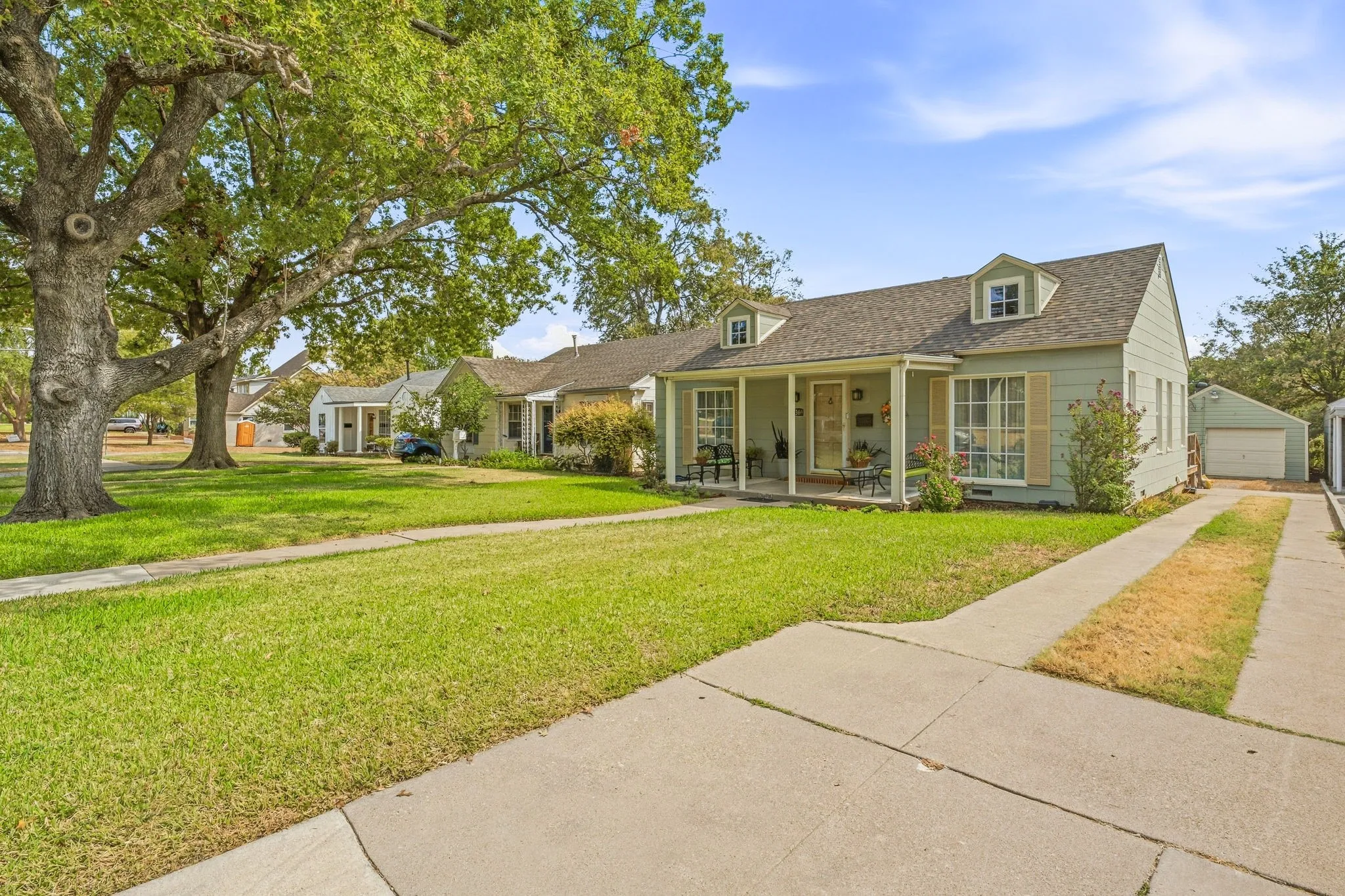 Single Family Residence For Sale in Tarrant County , 4309 Lovell, Fort Worth, Texas 76107, 2 Bedroom, 1 Bathroom, 1 Garage spaces, 1,351 Sqft, built in 1939, mls#21397236, Real Estate Agent in Fort Worth, Homes For Sale in Tarrant county, Homes For Sale in Fort Worth, Realtor in Fort Worth Texas, Real Estate Brokerage Independent Realty Texas, Luminita Cordes Realtor