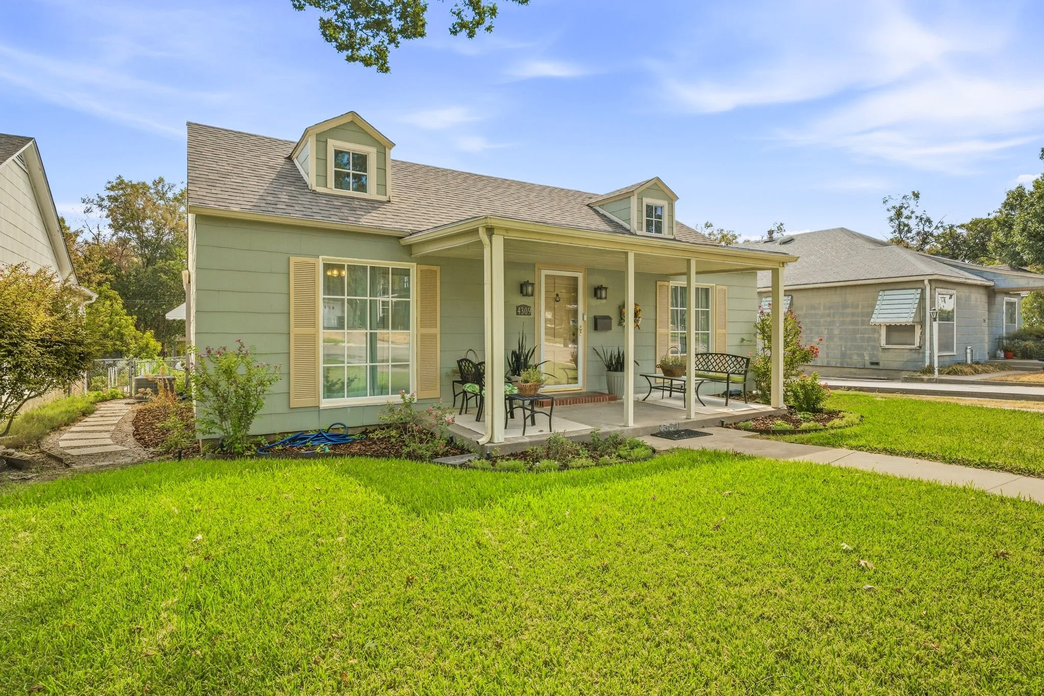 Single Family Residence For Sale in Tarrant County , 4309 Lovell, Fort Worth, Texas 76107, 2 Bedroom, 1 Bathroom, 1 Garage spaces, 1,351 Sqft, built in 1939, mls#21397236, Real Estate Agent in Fort Worth, Homes For Sale in Tarrant county, Homes For Sale in Fort Worth, Realtor in Fort Worth Texas, Real Estate Brokerage Independent Realty Texas, Luminita Cordes Realtor