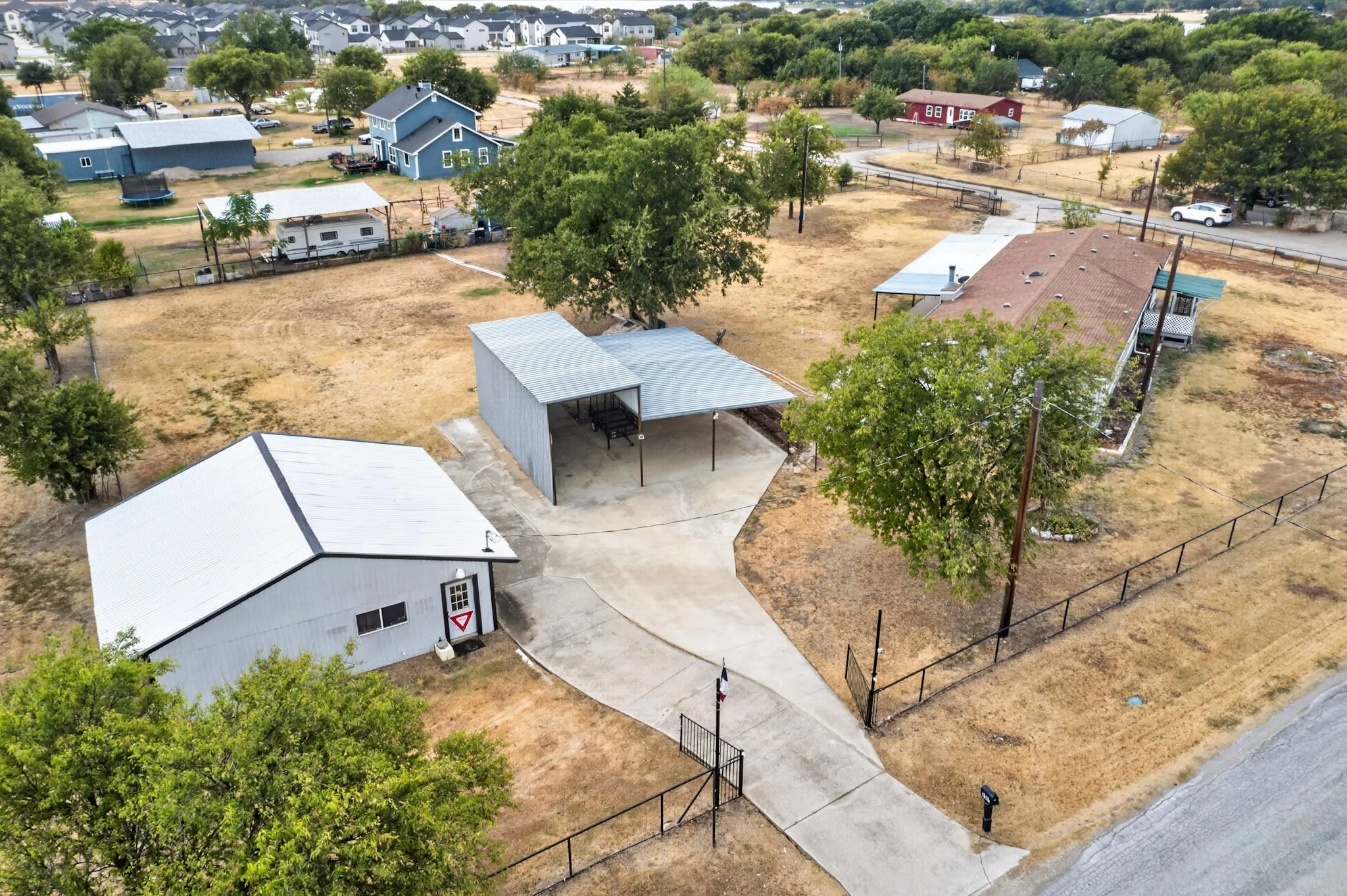 Mobile Home For Sale in Denton County , 2181 Doe Branch Road, Little Elm, Texas 75068, 4 Bedroom, 3 Bathroom, Garage spaces, 2,240 Sqft, built in 1998, mls#21402619, Real Estate Agent in Little Elm, Homes For Sale in Denton county, Homes For Sale in Little Elm, Realtor in Little Elm Texas, Real Estate Brokerage Independent Realty Texas, Luminita Cordes Realtor