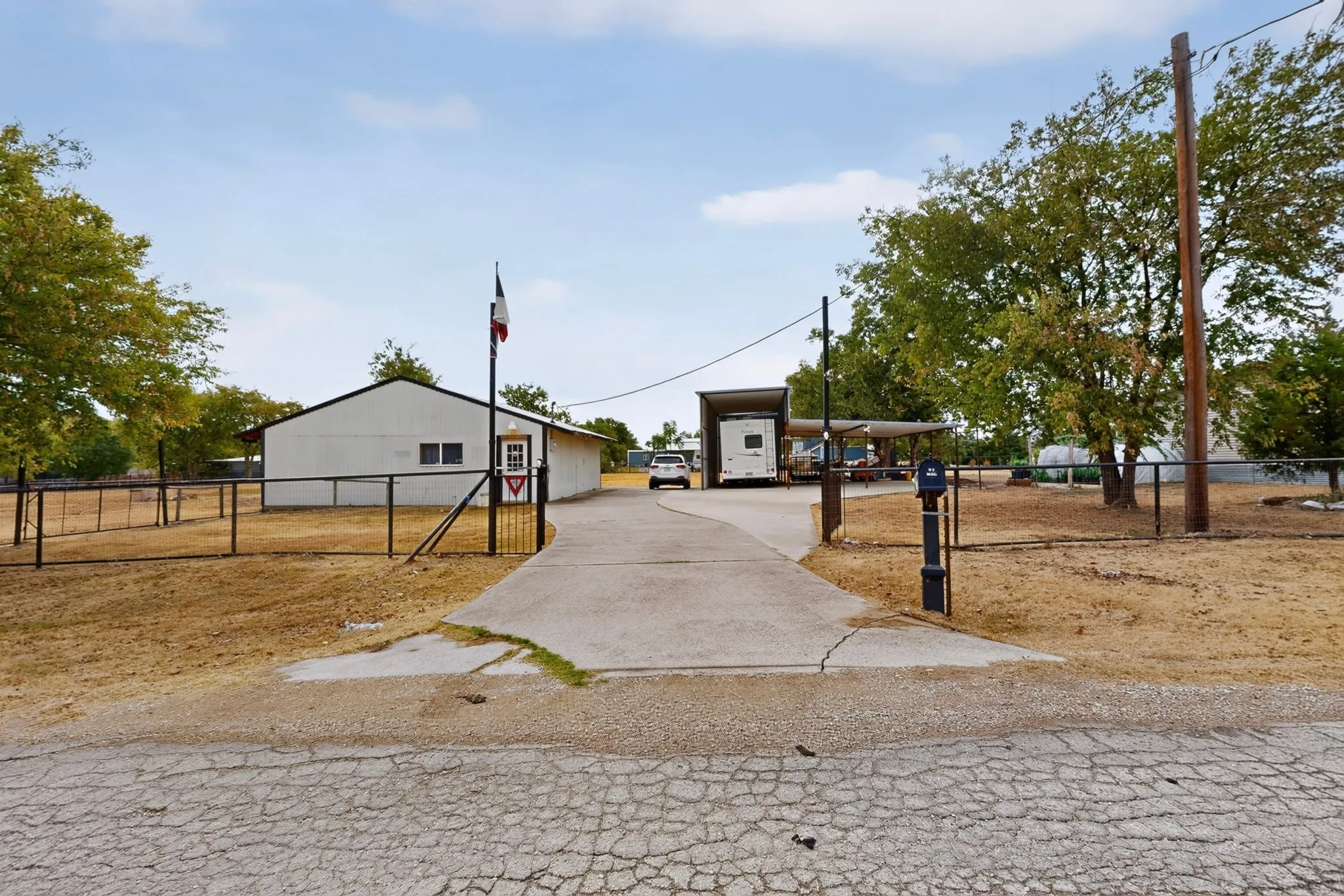 Mobile Home For Sale in Denton County , 2181 Doe Branch Road, Little Elm, Texas 75068, 4 Bedroom, 3 Bathroom, Garage spaces, 2,240 Sqft, built in 1998, mls#21402619, Real Estate Agent in Little Elm, Homes For Sale in Denton county, Homes For Sale in Little Elm, Realtor in Little Elm Texas, Real Estate Brokerage Independent Realty Texas, Luminita Cordes Realtor