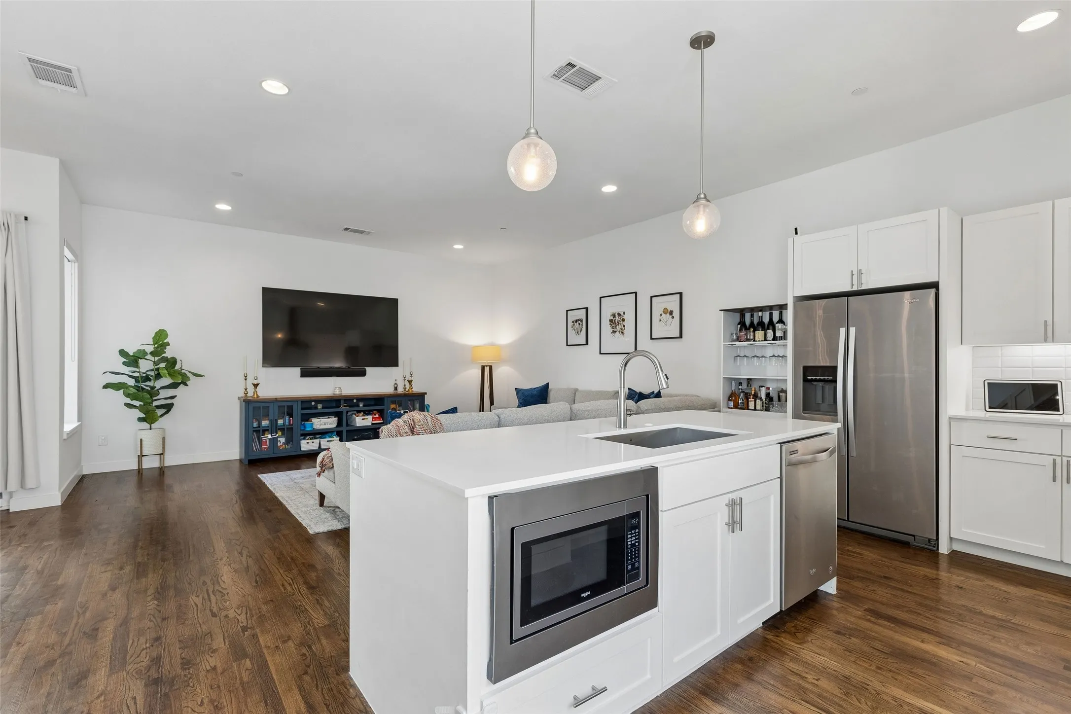 Condominium For Rent in Dallas County , 2115 Bennett Avenue 30, Dallas, Texas 75206, 2 Bedroom, 3 Bathroom, 2 Garage spaces, 1,717 Sqft, built in 2016, mls#21403302, Real Estate Agent in Dallas, Homes For Rent in Dallas county, Homes For Rent in Dallas, Realtor in Dallas Texas, Real Estate Brokerage Independent Realty Texas, Luminita Cordes Realtor