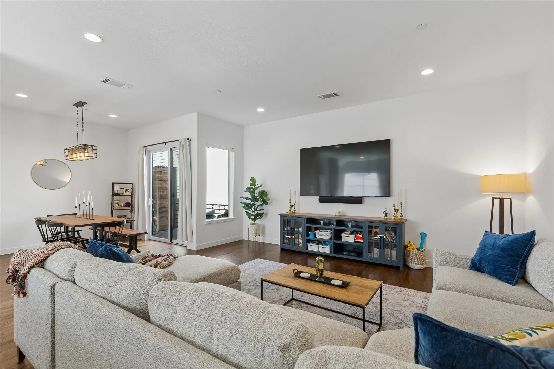 Condominium For Rent in Dallas County , 2115 Bennett Avenue 30, Dallas, Texas 75206, 2 Bedroom, 3 Bathroom, 2 Garage spaces, 1,717 Sqft, built in 2016, mls#21403302, Real Estate Agent in Dallas, Homes For Rent in Dallas county, Homes For Rent in Dallas, Realtor in Dallas Texas, Real Estate Brokerage Independent Realty Texas, Luminita Cordes Realtor