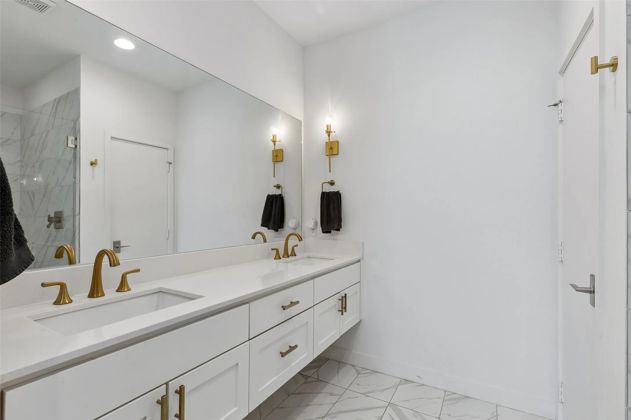 Condominium For Rent in Dallas County , 2115 Bennett Avenue 30, Dallas, Texas 75206, 2 Bedroom, 3 Bathroom, 2 Garage spaces, 1,717 Sqft, built in 2016, mls#21403302, Real Estate Agent in Dallas, Homes For Rent in Dallas county, Homes For Rent in Dallas, Realtor in Dallas Texas, Real Estate Brokerage Independent Realty Texas, Luminita Cordes Realtor