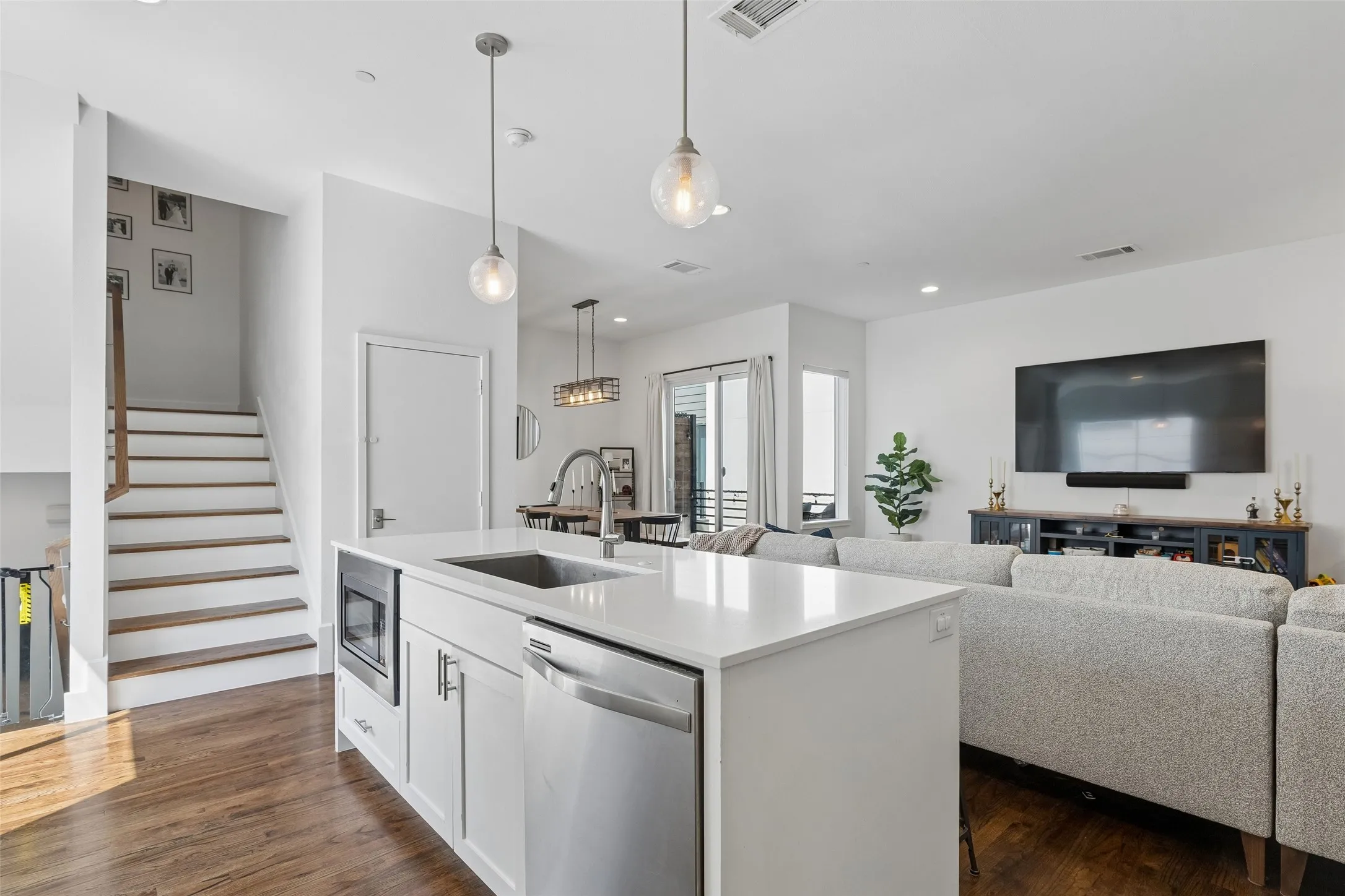 Condominium For Rent in Dallas County , 2115 Bennett Avenue 30, Dallas, Texas 75206, 2 Bedroom, 3 Bathroom, 2 Garage spaces, 1,717 Sqft, built in 2016, mls#21403302, Real Estate Agent in Dallas, Homes For Rent in Dallas county, Homes For Rent in Dallas, Realtor in Dallas Texas, Real Estate Brokerage Independent Realty Texas, Luminita Cordes Realtor