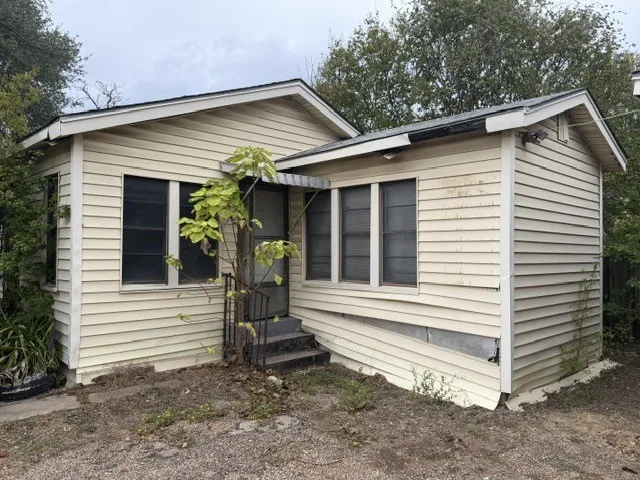 Single Family Residence For Sale in Mc Lennan County , 501 Hatton Street, Waco, Texas 76704, 3 Bedroom, 1 Bathroom, Garage spaces, 1,040 Sqft, built in 1925, mls#21397073, Real Estate Agent in Waco, Homes For Sale in Mc Lennan county, Homes For Sale in Waco, Realtor in Waco Texas, Real Estate Brokerage Independent Realty Texas, Luminita Cordes Realtor