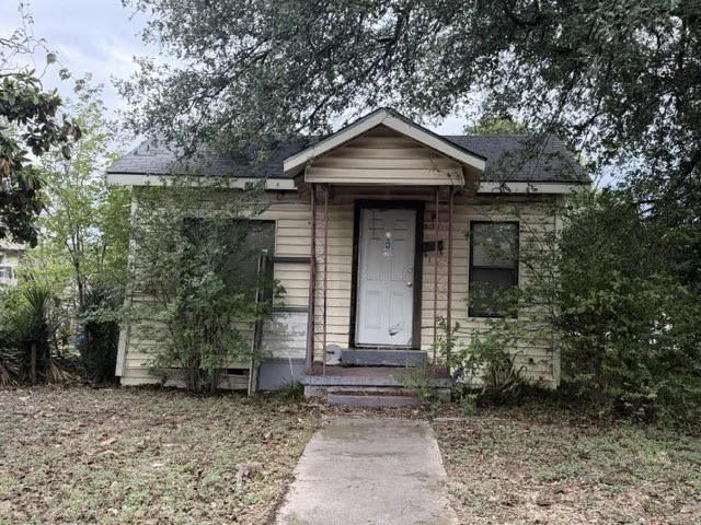 Single Family Residence For Sale in Mc Lennan County , 501 Hatton Street, Waco, Texas 76704, 3 Bedroom, 1 Bathroom, Garage spaces, 1,040 Sqft, built in 1925, mls#21397073, Real Estate Agent in Waco, Homes For Sale in Mc Lennan county, Homes For Sale in Waco, Realtor in Waco Texas, Real Estate Brokerage Independent Realty Texas, Luminita Cordes Realtor