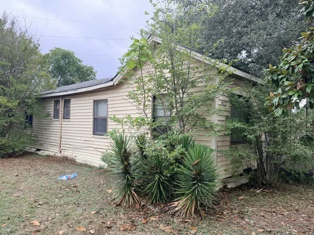 Single Family Residence For Sale in Mc Lennan County , 501 Hatton Street, Waco, Texas 76704, 3 Bedroom, 1 Bathroom, Garage spaces, 1,040 Sqft, built in 1925, mls#21397073, Real Estate Agent in Waco, Homes For Sale in Mc Lennan county, Homes For Sale in Waco, Realtor in Waco Texas, Real Estate Brokerage Independent Realty Texas, Luminita Cordes Realtor