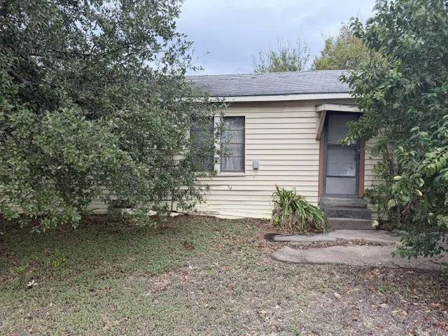 Single Family Residence For Sale in Mc Lennan County , 501 Hatton Street, Waco, Texas 76704, 3 Bedroom, 1 Bathroom, Garage spaces, 1,040 Sqft, built in 1925, mls#21397073, Real Estate Agent in Waco, Homes For Sale in Mc Lennan county, Homes For Sale in Waco, Realtor in Waco Texas, Real Estate Brokerage Independent Realty Texas, Luminita Cordes Realtor