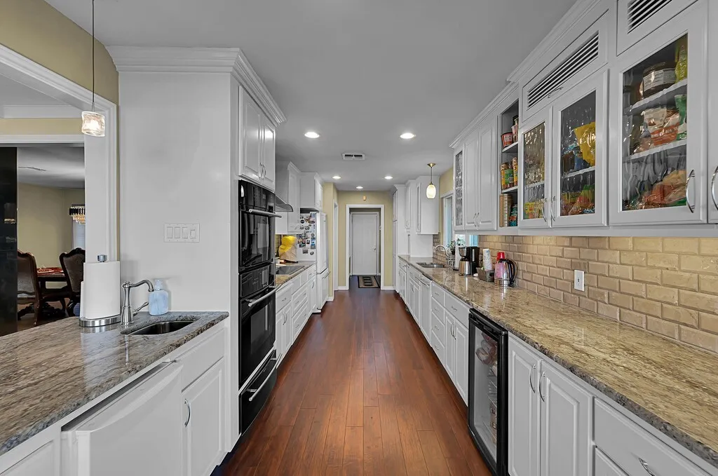 Single Family Residence For Sale in Mc Lennan County , 3711 Windmill Hill Drive, Waco, Texas 76710, 3 Bedroom, 4 Bathroom, 2 Garage spaces, 4,180 Sqft, built in 1973, mls#21402105, Real Estate Agent in Waco, Homes For Sale in Mc Lennan county, Homes For Sale in Waco, Realtor in Waco Texas, Real Estate Brokerage Independent Realty Texas, Luminita Cordes Realtor