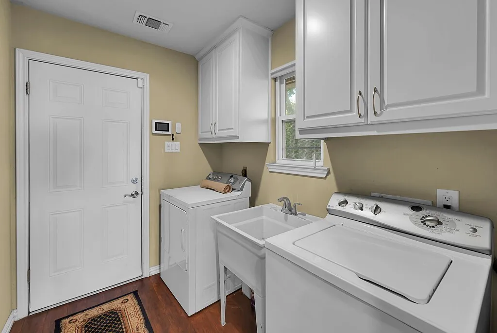 Single Family Residence For Sale in Mc Lennan County , 3711 Windmill Hill Drive, Waco, Texas 76710, 3 Bedroom, 4 Bathroom, 2 Garage spaces, 4,180 Sqft, built in 1973, mls#21402105, Real Estate Agent in Waco, Homes For Sale in Mc Lennan county, Homes For Sale in Waco, Realtor in Waco Texas, Real Estate Brokerage Independent Realty Texas, Luminita Cordes Realtor