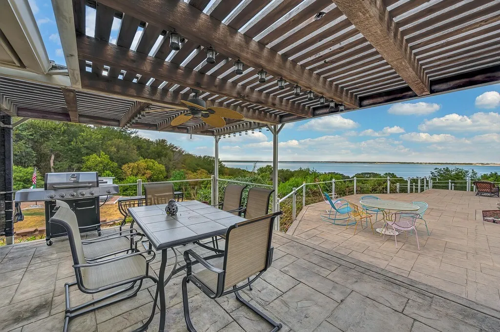 Single Family Residence For Sale in Mc Lennan County , 3711 Windmill Hill Drive, Waco, Texas 76710, 3 Bedroom, 4 Bathroom, 2 Garage spaces, 4,180 Sqft, built in 1973, mls#21402105, Real Estate Agent in Waco, Homes For Sale in Mc Lennan county, Homes For Sale in Waco, Realtor in Waco Texas, Real Estate Brokerage Independent Realty Texas, Luminita Cordes Realtor
